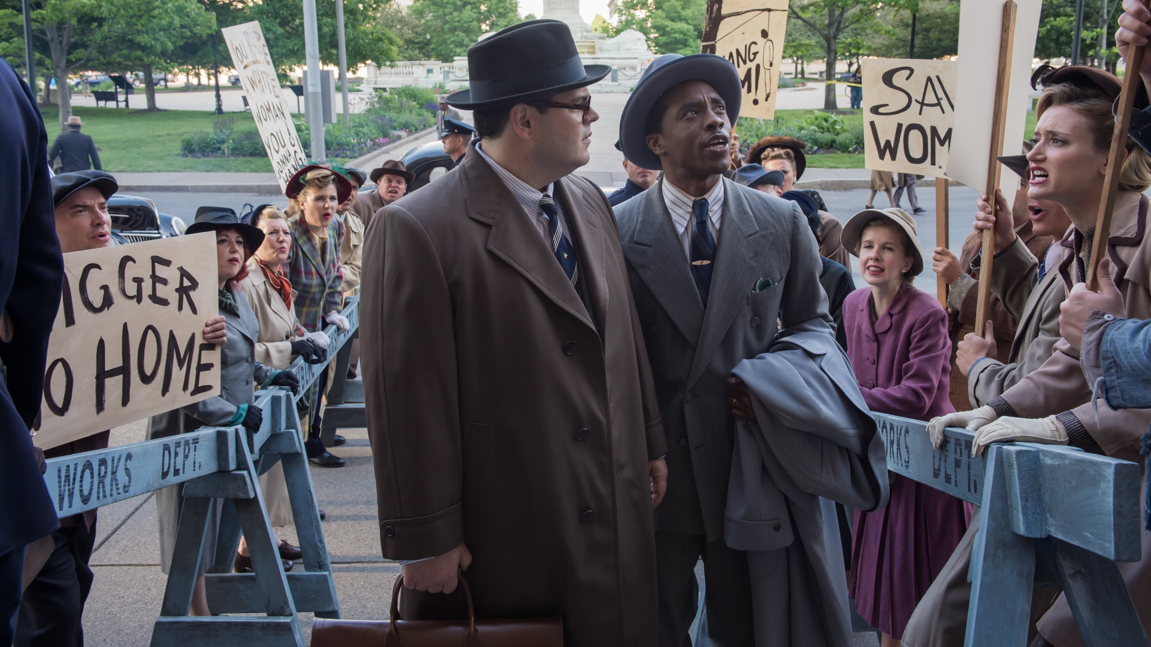 MARSHALL - MARSHALL 1941 yılında Afro-Amerikan Avukat Thurgoos Marshall ile genç bir Yahudi Avukat olan Sam Friedman ortaklık kurar. Birçok davaya bakan ortakların eline bu sefer farklı bir dosya gelir. İki avukat bu kez, sosyetenin tanınmış bir simasının cinsel saldırı ve cinayet girişimiyle suçladığı siyahi şoförün davasını üstlenir.