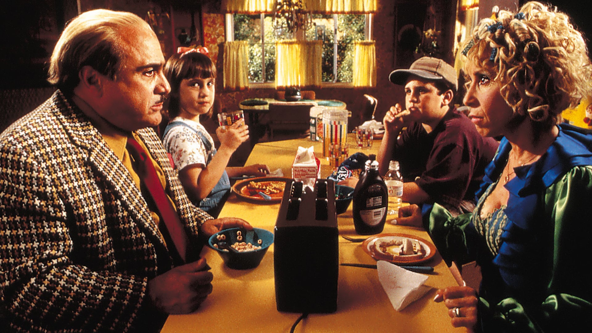 MATILDA (1996) - MATILDA (1996) Araba satıcılığı yaparak para kazanan bir baba ile hafifmeşrep bir annenin kızı olan Matilda, çocukluğundan beri kendi haline bırakılmıştır. Bir gün kütüphaneye giderek yazılmış bütün kitapları okumaya karar verir ve bilgilendiği ölçüde sahip olduğu telekinetik yeteneklerin farkına varmaya başlar. Ancak ailesi onun bu yeteneklerine inanmamaktadır ve onu korkunç bir okula yollarlar. Matilda da fırsattan istifade, hiç mutlu olmadığı bu ortamda güçlerini geliştirmenin ve onları kontrol etmenin yollarını arar.