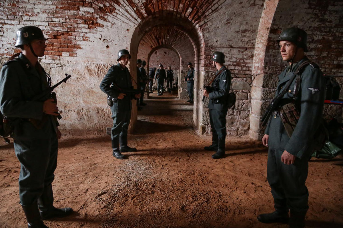 MAX AND HELENE - MAX VE HELENE Parlak bir öğrenci ve bir Yahudi olan Max ve yahudilik aleyhtarı bir babanın kızı olan Helene arasındaki imkansız aşkı konu alan film, aynı zamanda sa