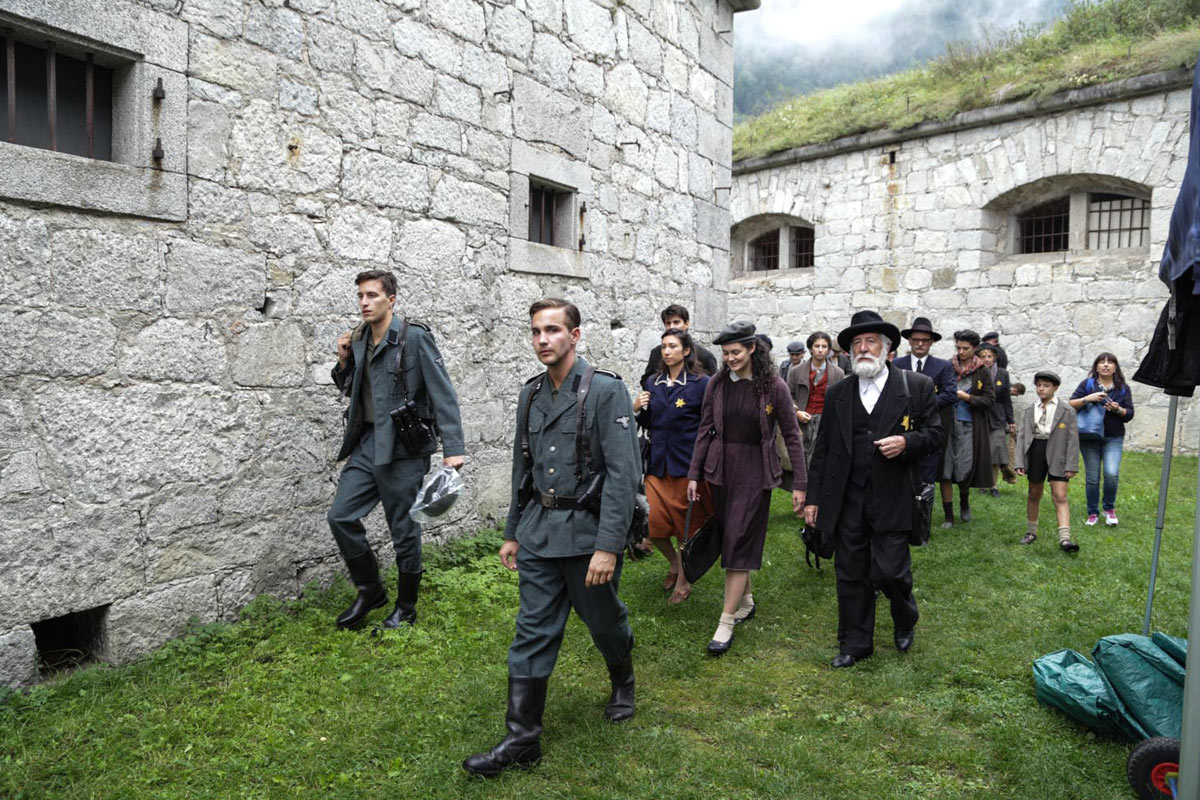 MAX AND HELENE - MAX VE HELENE Parlak bir öğrenci ve bir Yahudi olan Max ve yahudilik aleyhtarı bir babanın kızı olan Helene arasındaki imkansız aşkı konu alan film, aynı zamanda sa