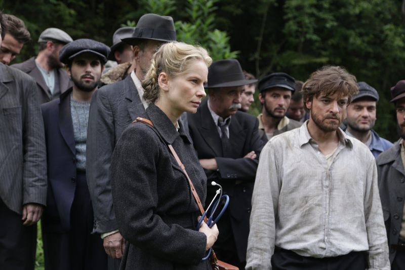 MAX AND HELENE - MAX VE HELENE Parlak bir öğrenci ve bir Yahudi olan Max ve yahudilik aleyhtarı bir babanın kızı olan Helene arasındaki imkansız aşkı konu alan film, aynı zamanda sa