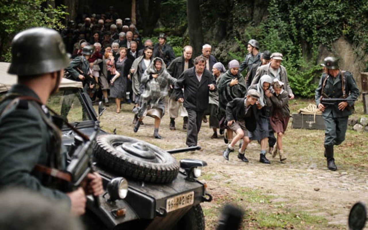 MAX AND HELENE - MAX VE HELENE Parlak bir öğrenci ve bir Yahudi olan Max ve yahudilik aleyhtarı bir babanın kızı olan Helene arasındaki imkansız aşkı konu alan film, aynı zamanda sa