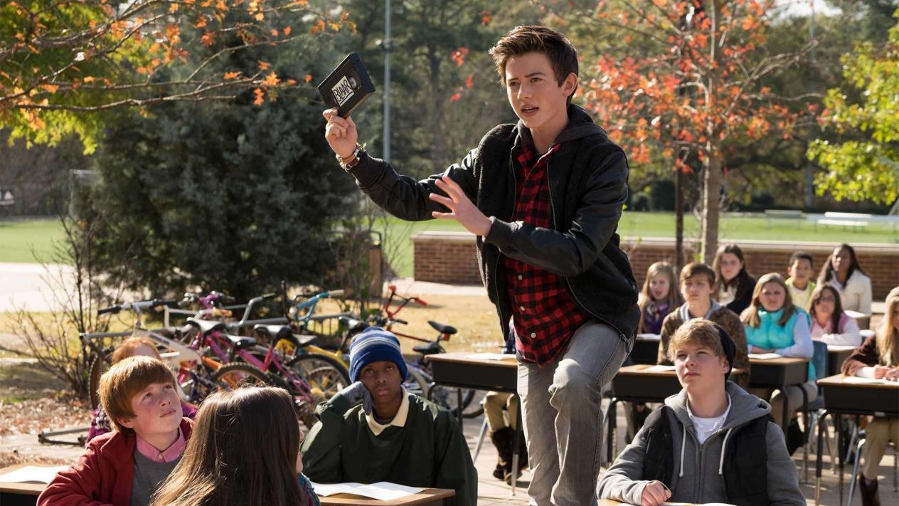 MIDDLE SCHOOL: THE WORST YEARS OF MY LIFE - ORTAOKUL: HAYATIMIN EN KÖTÜ YILLARI Rafe'in inanılmaz bir hayal gücü ve aynı zamanda otorite ile hafif sorunları vardır. Sahip olduğu bu iki olgu, baskıcı ve kuralcı bir ortaokula transfer olduğunda Rafe'in içinde bir iç çatışmaya sebep olur. Yapması ve yapmaması gerekenler arasında boğulduğu sıralarda, en yakın arkadaşı Leo ile okulun tüm kurallarını çiğnemek üzerine bir plan yaparlar ve kendilerini Müdür Dwight'a karşı yarattıkları bir kaosun içinde bulurlar. Ancak Dwight'ın acımasız bir yaratıcılığı vardır ve kurallara karşı gelenlere karşı misilleme yapar. Bu sırada Rafe kötü davranışlarını, çok parlak bir öğrenci ve ilk aşkı Jeanne'den, annesinden ve üvey babası olacak olan annesinin erkek arkadaşından gizlemekte zorlanır.