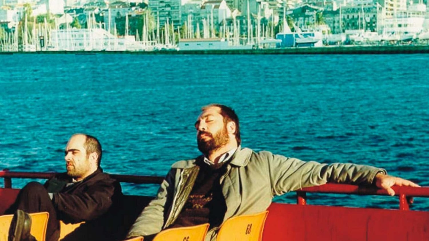 MONDAYS IN THE SUN - GÜNEŞLİ PAZARTESİLER İçinde yaşadığımız çağa dair dolaysız öyküler sunan yapım, tüm dünyada aynı kaderi paylaşan milyonlarca insanın yaşadıklarını anlatmaya çalışıyor. İspanya’nın liman kentinde yaşayan işsiz insanların öyküsü, son dönemin dikkat çekici filmlerinden birine dönüşüyor.