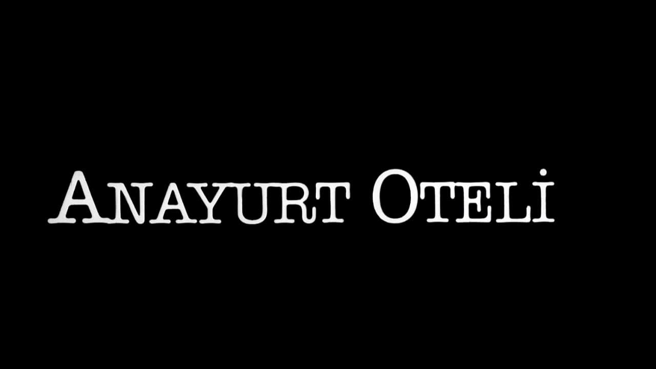 ANAYURT OTELİ - ANAYURT OTELİ Zebercet, ismini ilginçliğinin aksine, eski bir otelde müdürlük yapan sıradan bir adamdır. Görünürde hiçbir sorunu olmayan bu adamın içinde fırtınalar kopuyordur aslında. Her gün kendisiyle ve hayatla savaşır gizliden gizliye. Takıntılar edinmiştir bu yüzden Zebercet. Bu takıntıların en büyüğü ise yoldadır. Bir gün otelin kapısından giren güzel bir kadın, Zebercet'in en büyük tutkusu, en büyük saplantısı olur. Kadın otelden ayrılır ve bir hafta sonra tekrar geleceğini söyler. Bir hafta boyunca bekler adam, kadının kaldığı odaya müşteri almaz, titizlikle düzenler. Kadının ağzından çıkan birkaç kelime kafasının içinde dönüp durur. Geleceği gün heyecanla bekleyen Zebercet düş kırıklığına uğrar, kadın gelmemiştir.