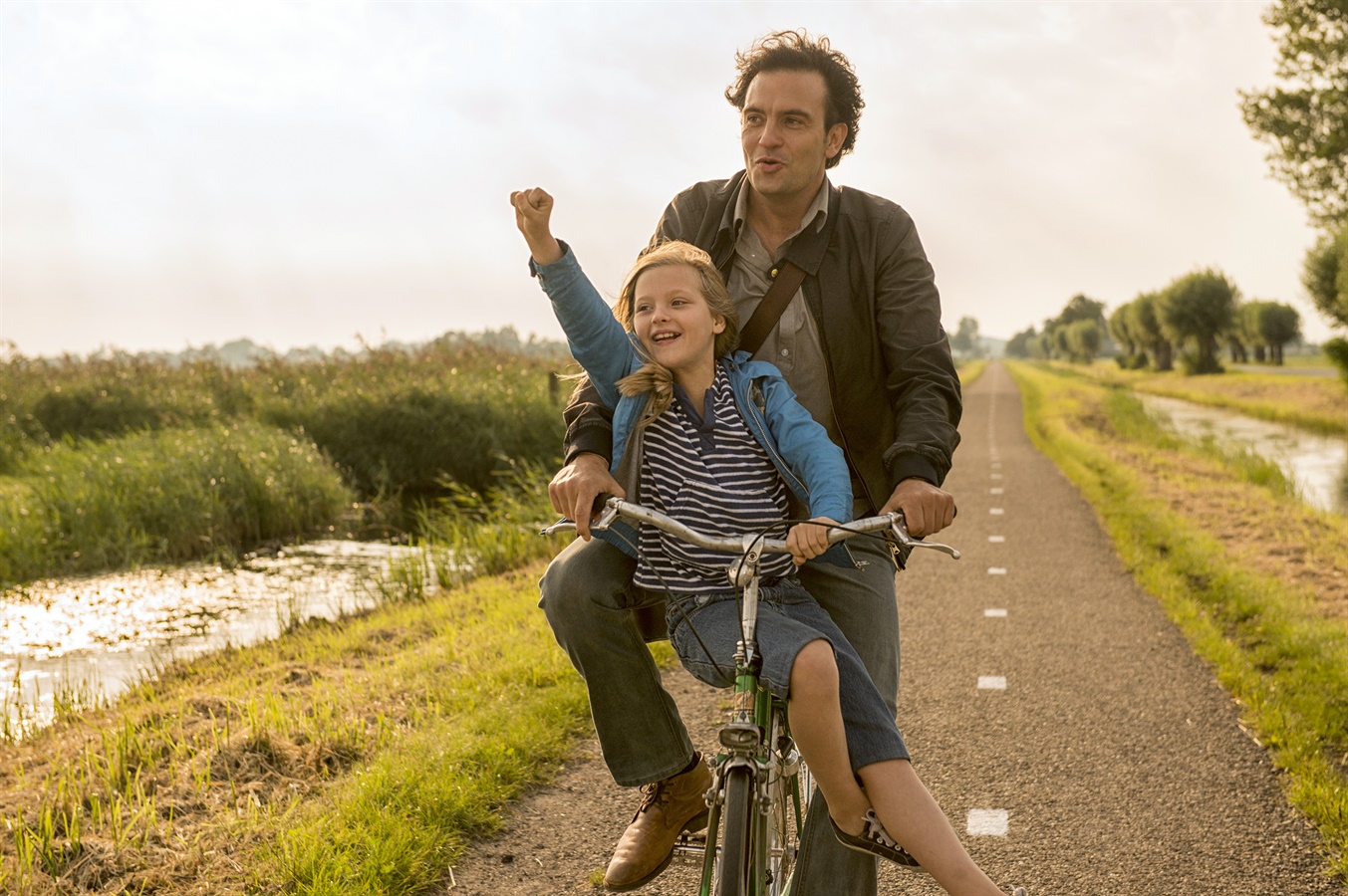 MR. FROG - BAY KURBAĞA Bir öğretmen, öğrencilerine büyük bir sır verir. Adam, bazen bir kurbağaya dönüşmektedir. İki öğrenci, öğretmenlerinin bu sırrını sonsuza dek saklamak