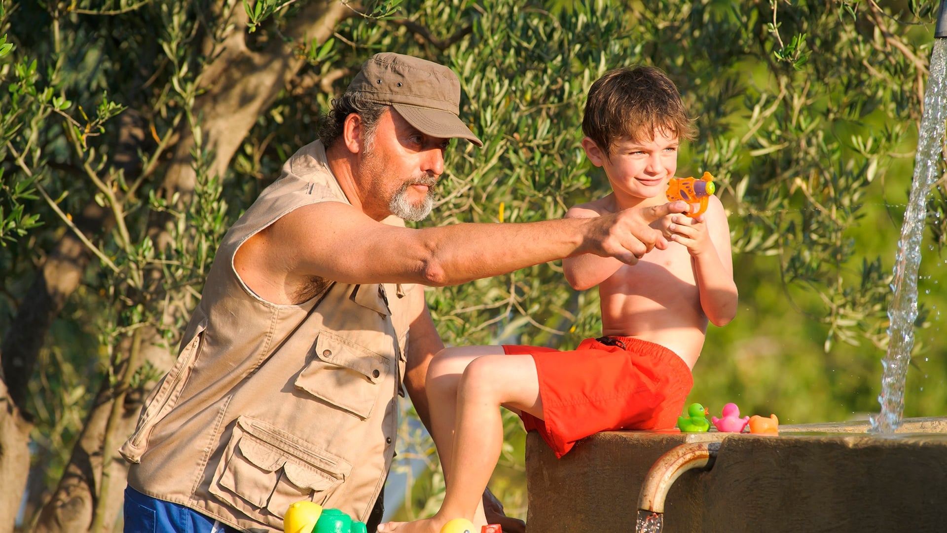 MY SUMMER IN PROVINCE - DEDEMLE BU YAZ Anne ve babalarının ayrılmasının ardından üç kardeş, yazını Fransa'nın güneyinde, görüşmedikleri büyükbabalarıyla birlikte geçirir. 24 saatten kısa bir süre içinde gençlerle yaşlı adam arasında kuşak çatışması yaşanır. Bu çalkantılı yaz boyunca her iki nesil de birbirleri tarafından dönüştürülecek.