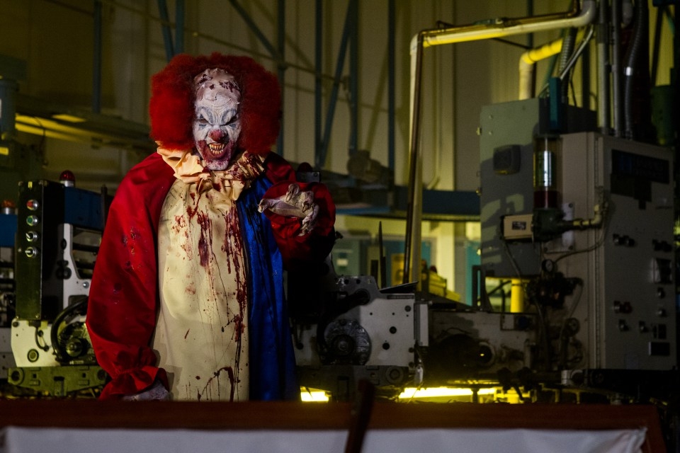 NIGHT WATCHMEN - GECE BEKÇİLERİ Korkusuz bir gazeteci ve çaylak bir gencin yardım ettiği üç yeteneksiz gece bekçisi, bir sürü aç vampire karşı hayatları pahasına kıyasıya bir mücadel