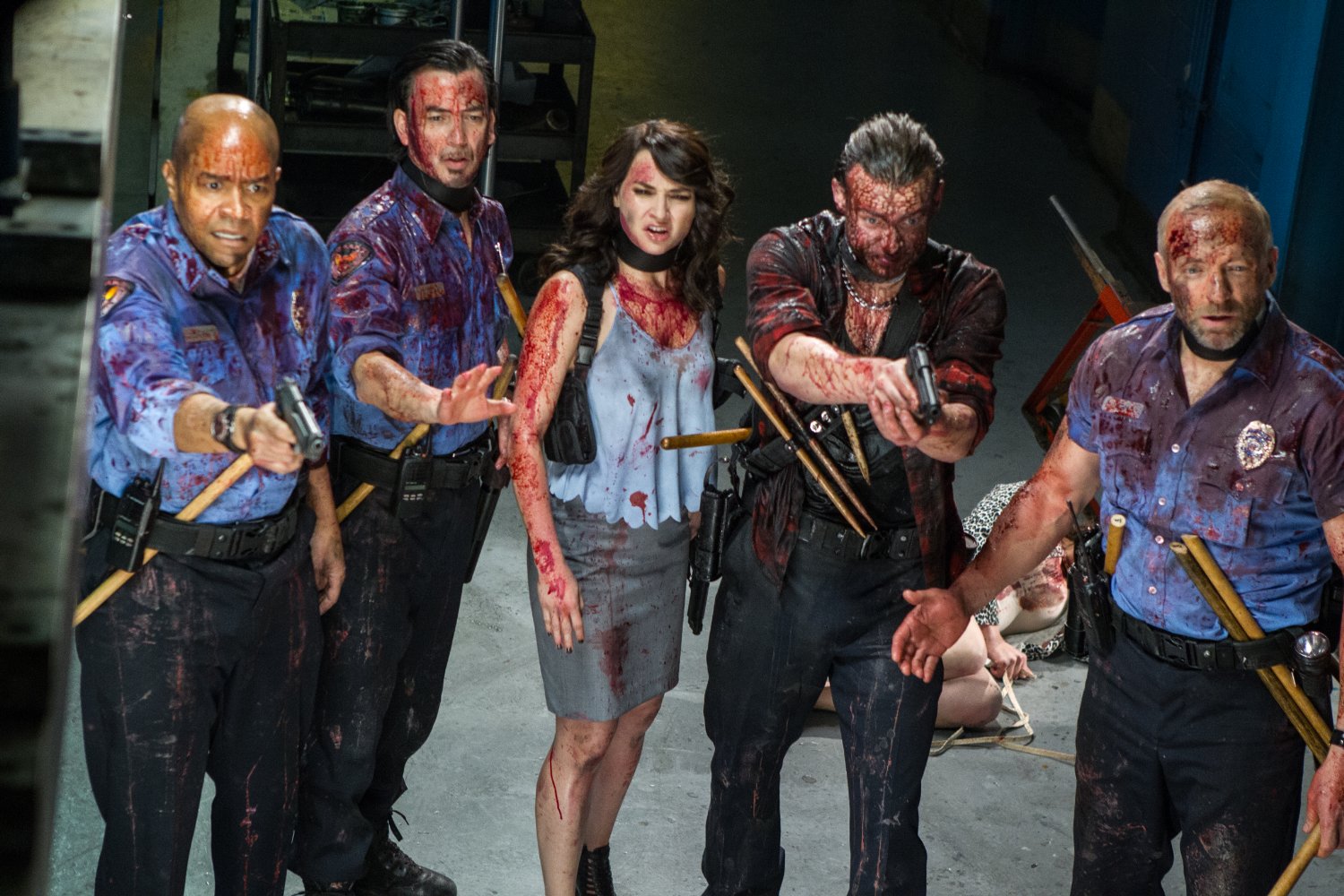 NIGHT WATCHMEN - GECE BEKÇİLERİ Korkusuz bir gazeteci ve çaylak bir gencin yardım ettiği üç yeteneksiz gece bekçisi, bir sürü aç vampire karşı hayatları pahasına kıyasıya bir mücadel