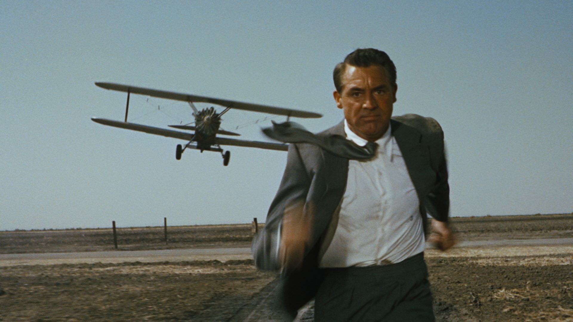 NORTH BY NORTHWEST - GİZLİ TEŞKİLAT Reklamcı Roger Tornhill, yanlış anlaşılma sonucunda George Kaplan isimli bir casus zannedilir. İki casusu tarafından kaçırılıp sorguya çekilen Roger, bir şekilde casuslardan kurtulur ve casus Kaplan’ın peşine düşer. Ancak, Roger işlemediği bir cinayetin faili durumuna düşmüştür ve pois arasında nefes kesen bir kovalamaca başlamıştır.