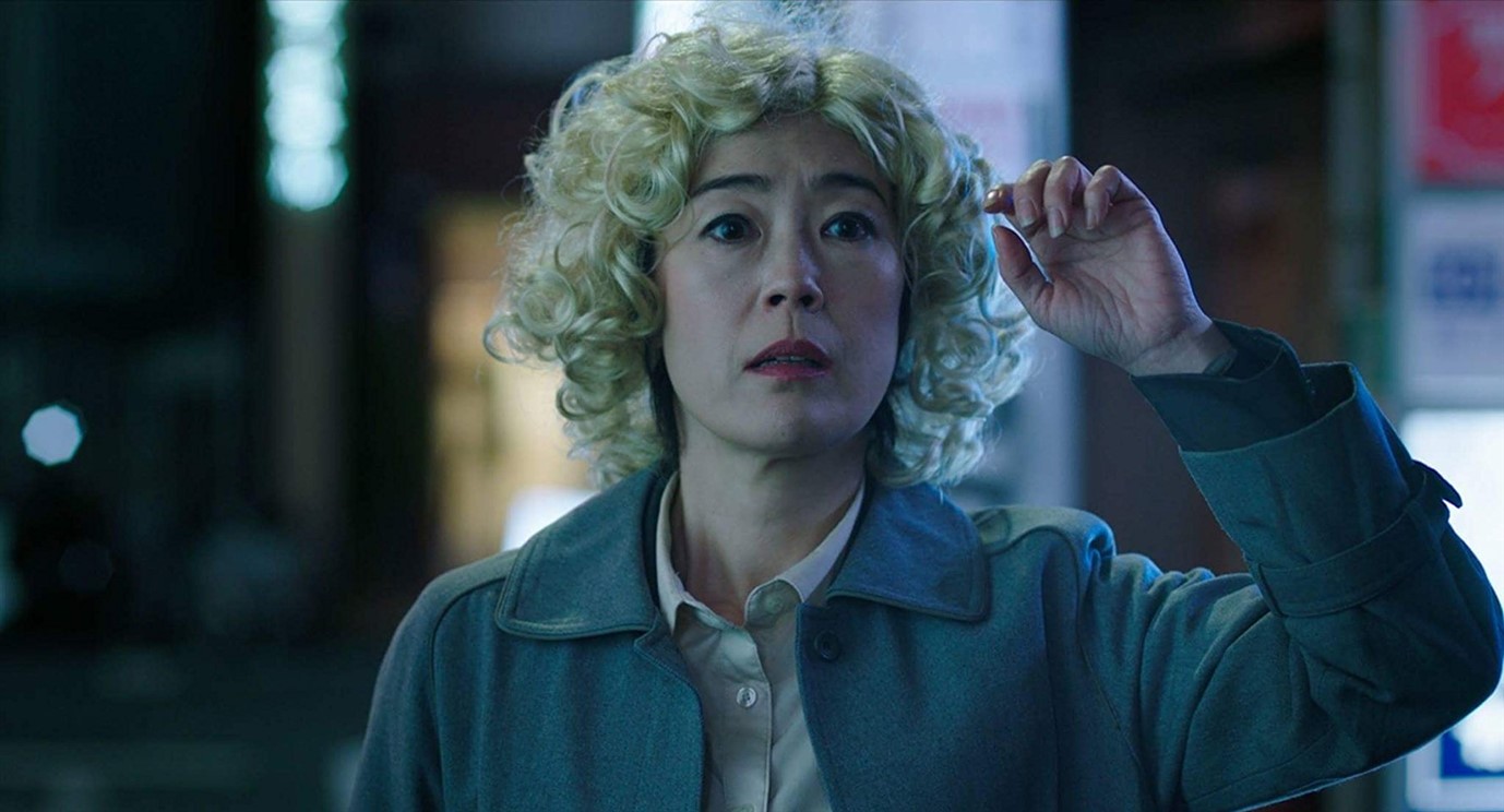 OH LUCY! - OH LUCY! Tokyo'da yaşayan, beyaz yakalı, yalnız bir kadın olan Setsuko, alter egosunu keşfedeceği sıradışı bir İngilizce kursuna yazılır.  İngilizce öğretmeni John, dersler sırasında Setsuko'ya sarı bir peruk taktırır ve ismini 'Lucy' koyar. Hızla öğretmenine tutulmaya başlayan Setsuko, John'un ortadan kaybolması üzerine onu aramak için Los Angeles'a gider.