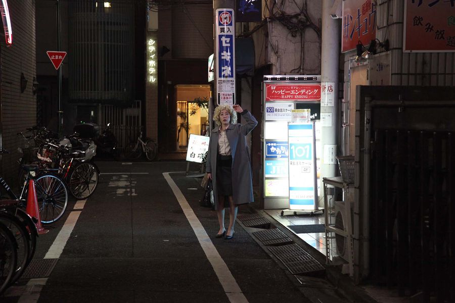 OH LUCY! - OH LUCY! Tokyo'da yaşayan, beyaz yakalı, yalnız bir kadın olan Setsuko, alter egosunu keşfedeceği sıradışı bir İngilizce kursuna yazılır.  İngilizce öğretmeni John, dersler sırasında Setsuko'ya sarı bir peruk taktırır ve ismini 'Lucy' koyar. Hızla öğretmenine tutulmaya başlayan Setsuko, John'un ortadan kaybolması üzerine onu aramak için Los Angeles'a gider.