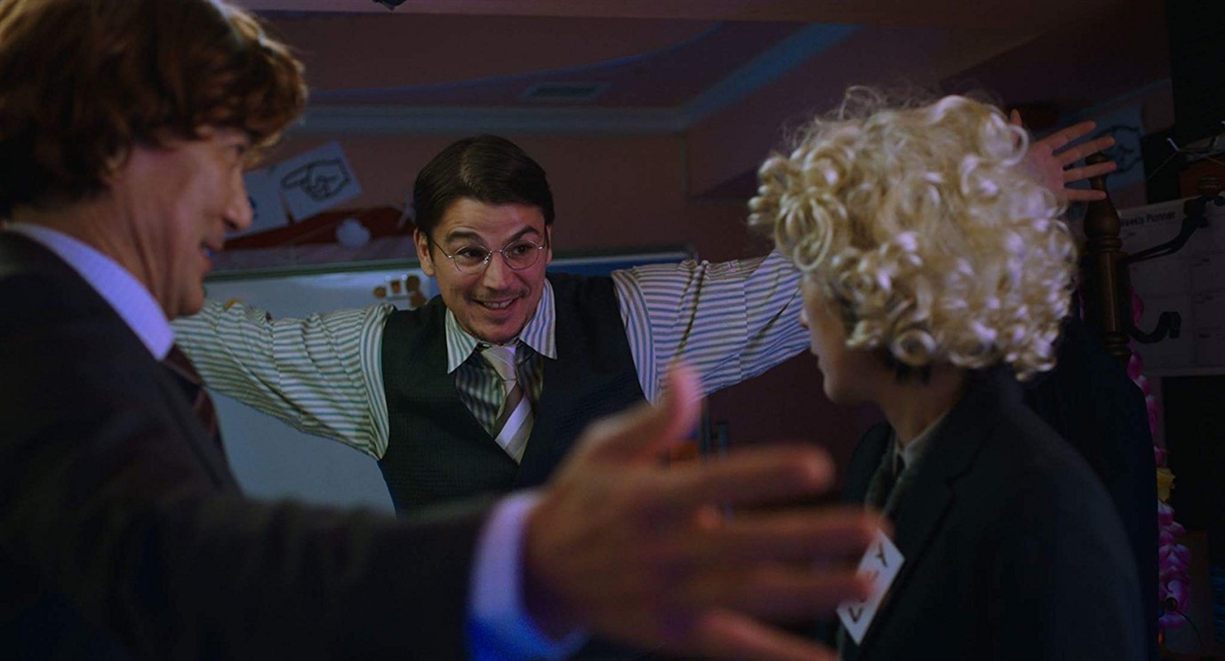 OH LUCY! - OH LUCY! Tokyo'da yaşayan, beyaz yakalı, yalnız bir kadın olan Setsuko, alter egosunu keşfedeceği sıradışı bir İngilizce kursuna yazılır.  İngilizce öğretmeni John, dersler sırasında Setsuko'ya sarı bir peruk taktırır ve ismini 'Lucy' koyar. Hızla öğretmenine tutulmaya başlayan Setsuko, John'un ortadan kaybolması üzerine onu aramak için Los Angeles'a gider.