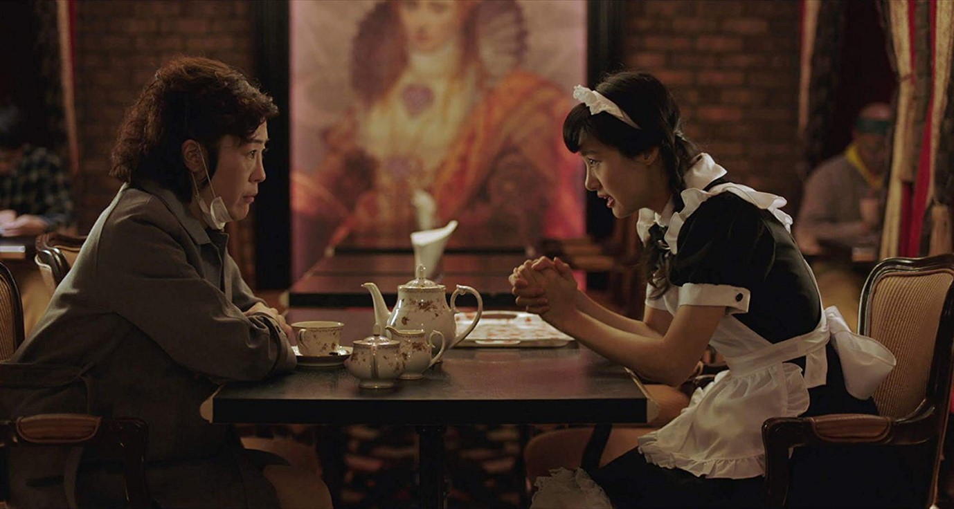 OH LUCY! - OH LUCY! Tokyo'da yaşayan, beyaz yakalı, yalnız bir kadın olan Setsuko, alter egosunu keşfedeceği sıradışı bir İngilizce kursuna yazılır.  İngilizce öğretmeni John, dersler sırasında Setsuko'ya sarı bir peruk taktırır ve ismini 'Lucy' koyar. Hızla öğretmenine tutulmaya başlayan Setsuko, John'un ortadan kaybolması üzerine onu aramak için Los Angeles'a gider.