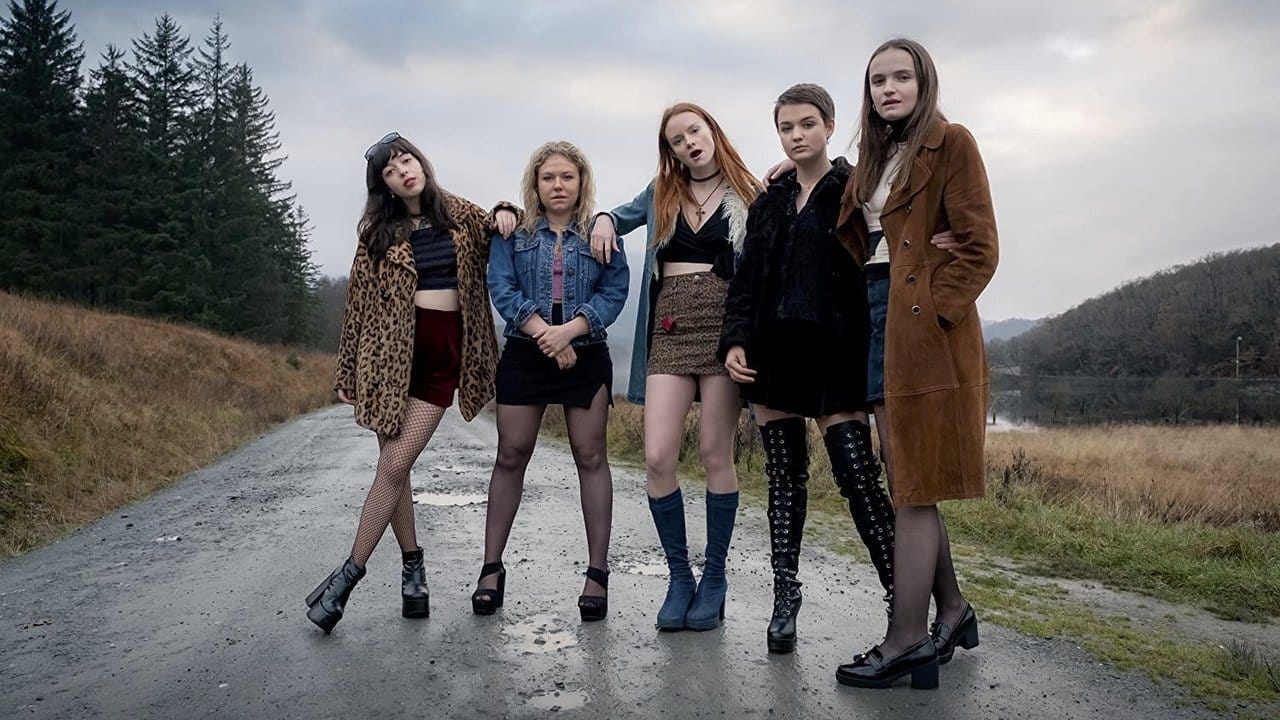 OUR LADIES - OUR LADIES İskoçya’da Katolik lisesine giden bir grup kız öğrenci, koroya girer. Gelecekten fazla beklentileri olmayan genç kızlar, bir koro yarışması için Edinburg’a gitme fırsatı yakalar. Küçük bir kasabada yaşayan genç kızlar için bu kaçırılmayacak bir fırsattır. Ancak eğlenmenin ve partilerin tadına varan kızlar için, yarışma bir öncelik olmaktan çıkacaktır.