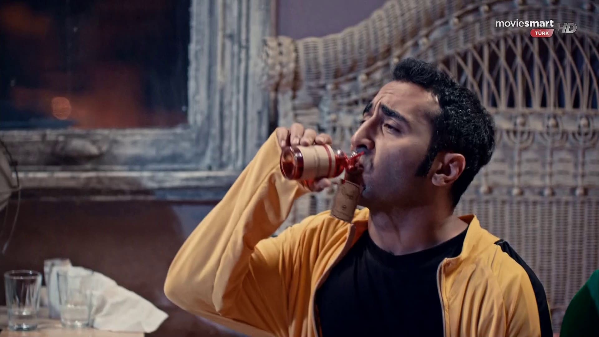 OLUR OLUR! - OLUR OLUR! Eczacı Ali, bir gün çalışırken kapıdan içeri giren kadını görmesiyle tüm dengesini şaşar. Çünkü içeri giren kadın, yıllardır görmediği çocukluk aşkı Azra’dan başkası değildir. Uzun zaman sonra aşkı yeniden alevlenen Ali, ne yapacağını bilmez halde etrafta dolaşırken internette gördüğü ilan, kararan dünyasına ışık olur. İlandaki “Yaşam Koçu Zihni” belki de hayatını yoluna sokacak iyi bir öğreticidir! Üstelik Ali, bu fırsattan indirimli yararlanma fırsatını da yakalamıştır. Öte yandan işleri uzun zamandır kötüye giden Zihni için yeni müşterisi ilaç gibi gelmiştir. İşleri toparlamak adına asistanıyla birlikte kollarını sıvayan Zihni, sıkı bir çalışmaya girecektir. Ali’nin hayatını yoluna sokmak için yaratıcı teknikler kullanmaktan kaçınmayacak, komik olayların ardı arkası kesilmeyecektir.