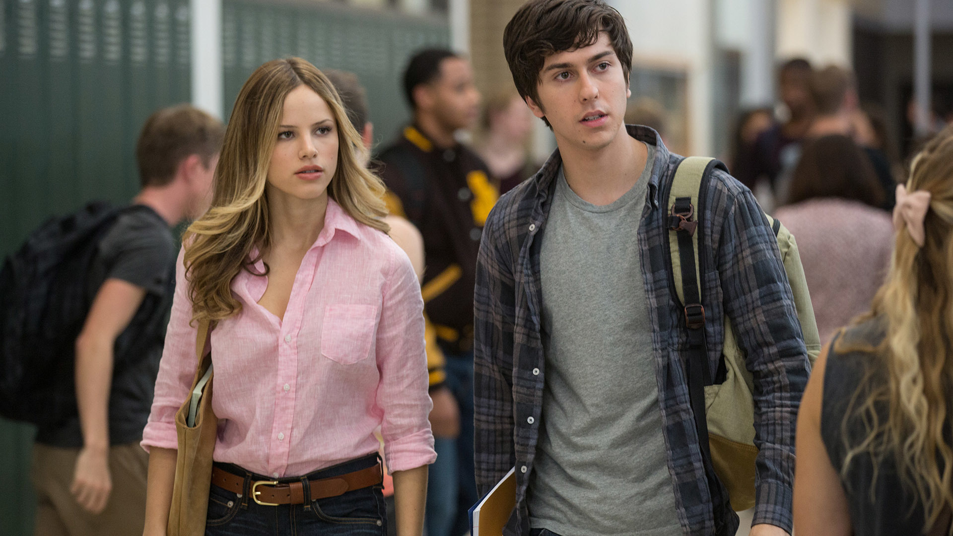 PAPER TOWNS - KAĞITTAN KENTLER John Green’in çok satan romanından uyarlanan yapım, genç Quentin ve gizemli komşusu Margo’nun ekseninde dönüyor. Margo, Quentin’i çılgın bir gece mace