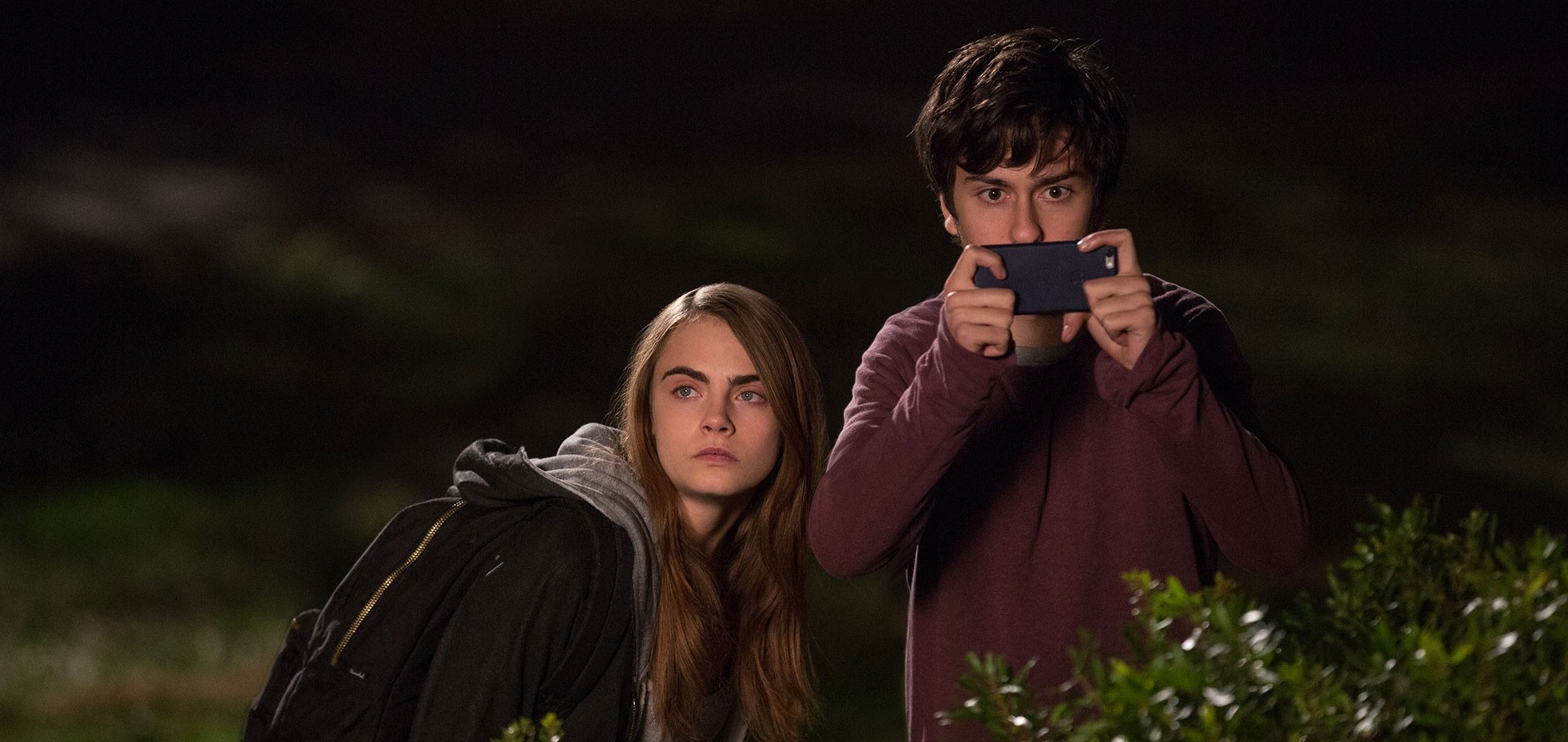 PAPER TOWNS - KAĞITTAN KENTLER John Green’in çok satan romanından uyarlanan yapım, genç Quentin ve gizemli komşusu Margo’nun ekseninde dönüyor. Margo, Quentin’i çılgın bir gece mace