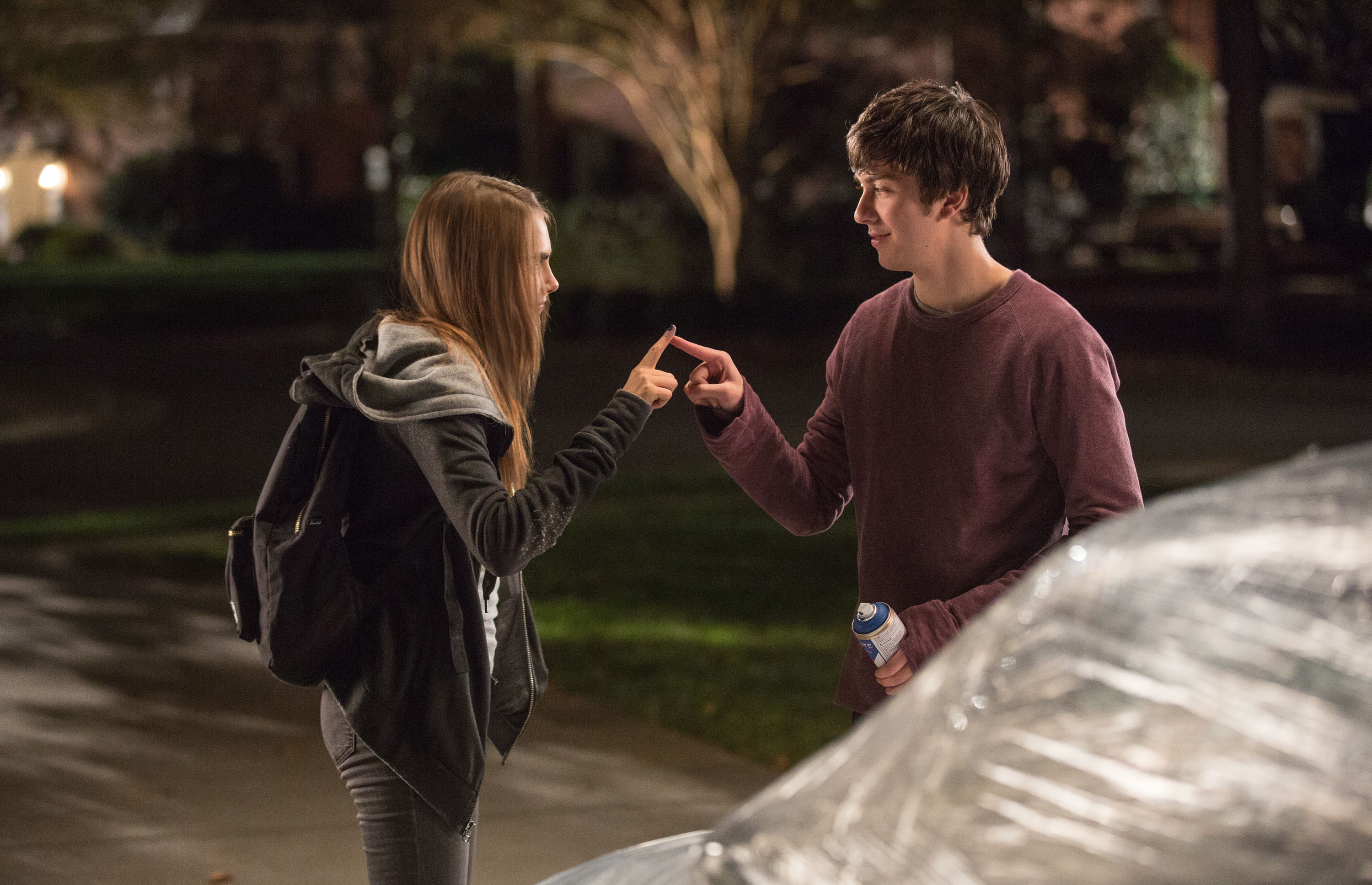PAPER TOWNS - KAĞITTAN KENTLER John Green’in çok satan romanından uyarlanan yapım, genç Quentin ve gizemli komşusu Margo’nun ekseninde dönüyor. Margo, Quentin’i çılgın bir gece mace