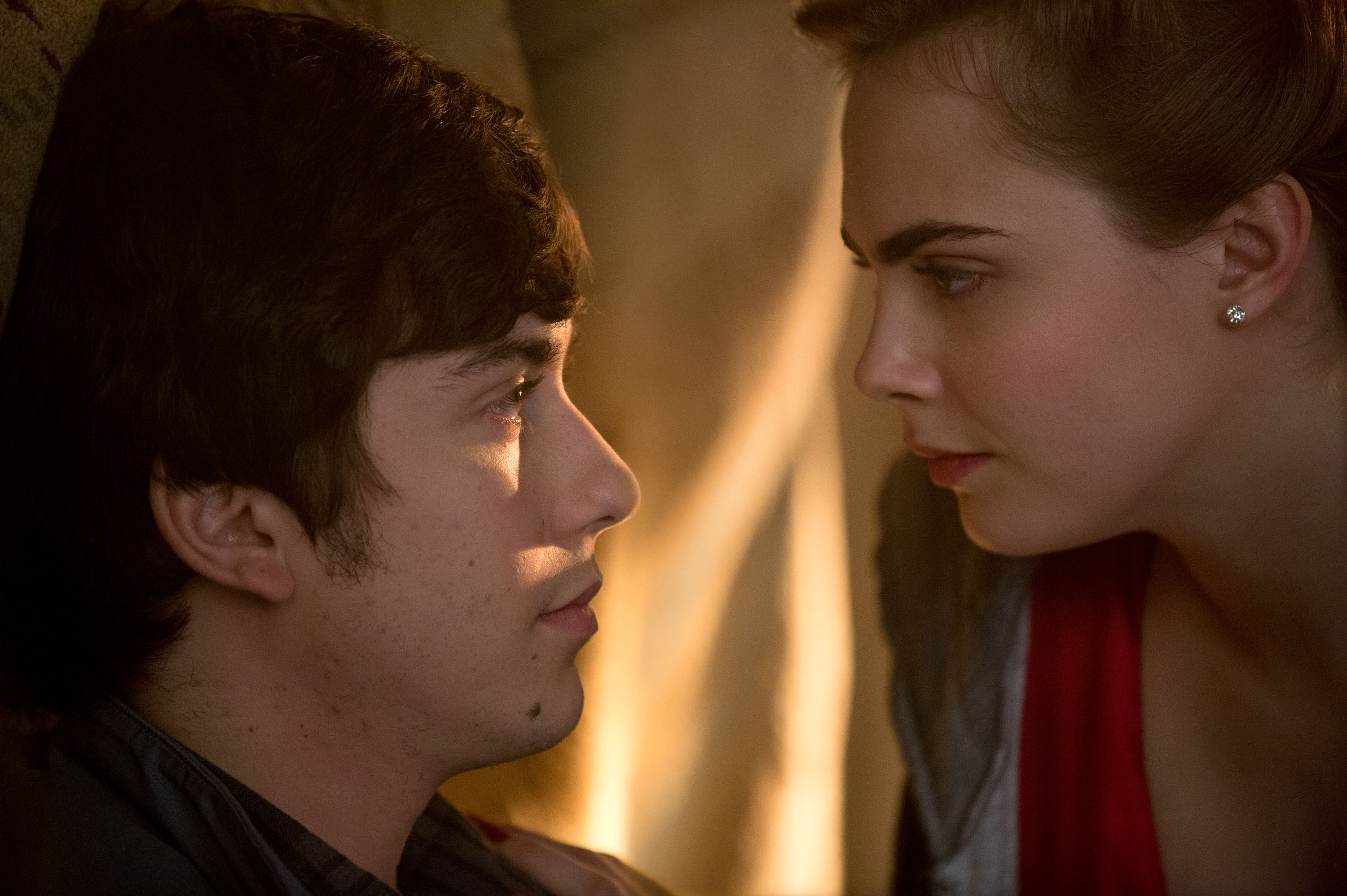 PAPER TOWNS - KAĞITTAN KENTLER John Green’in çok satan romanından uyarlanan yapım, genç Quentin ve gizemli komşusu Margo’nun ekseninde dönüyor. Margo, Quentin’i çılgın bir gece mace