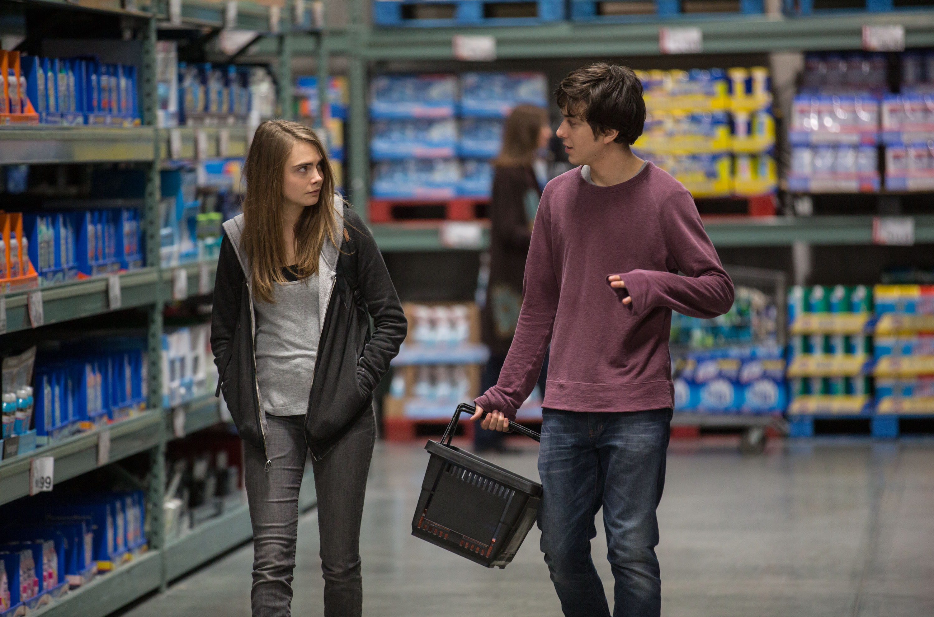 PAPER TOWNS - KAĞITTAN KENTLER John Green’in çok satan romanından uyarlanan yapım, genç Quentin ve gizemli komşusu Margo’nun ekseninde dönüyor. Margo, Quentin’i çılgın bir gece mace