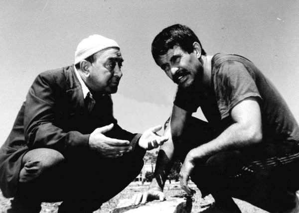 PEHLİVAN - PEHLİVAN Bilal, karısı, iki çocuğu ve yaşlı babasıyla yaşayan, para kazanmak için çeşitli işler yapan biridir. Asıl amacı işçi olarak Libya’ya gidip çalışmaktır. Libya’ya gitmeyi beklerken cazgır Mestan ona babasının da mesleği olan pehlivanlık yapmasını teklif eder. Bilal, Kırkpınar’da şampiyon olursa büyük ödülü kazanacağını düşünür. Mestan ve ustası Tevfik’in yardımlarıyla müsabakalara hazırlanır.