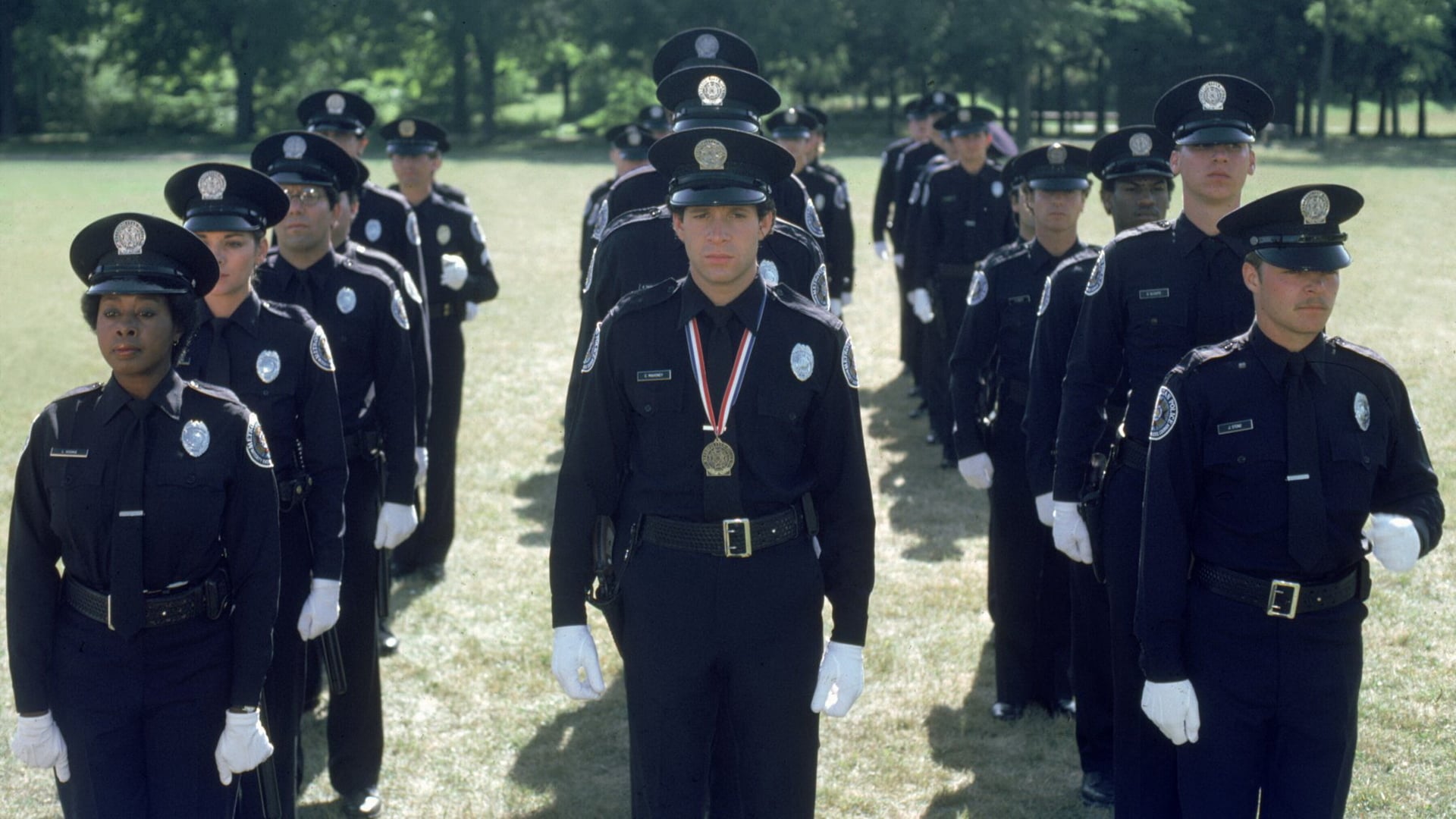 POLICE ACADEMY - POLİS AKADEMİSİ Kentin valisi Polis Akademileri'nin artık ırk, cinsiyet, boy, kilo ve eğitim ayrımı yapmaksızın polis olmak isteyen herkese açık olduğunu beyan eder. Bunun üzerine birbirinden ilginç ve farklı kişiliklere sahip insanlar seçmelere katılmak üzere Akademi Kampüsü'ne gelirler. Polis adayları bu durumdan son derece hoşnuttur. Ancak onları eğitmekle sorumlu olan üstleri, bu acemi çaylakları nasıl yola getireceklerini kara kara düşünmeye başlamışlardır bile.