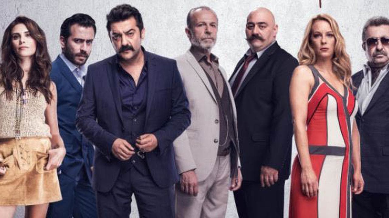 POYRAZ KARAYEL: KÜRESEL SERMAYE - POYRAZ KARAYEL: KÜRESEL SERMAYE Mafya babası Kulaksız Adnan’ın kızı olan Yasemin’in kirli işlerle uğraşan Makber’in oğlu Semih ile ilişkisi vardır. Yasemin’in babası kızının Semih’ten ayırmak için Bahri Umman’dan yardım ister. Bahri bu görevi oğlu Sadrettin ve adamlarına devrettiğinde durum komik ve tehlikeli bir hal alacaktır.