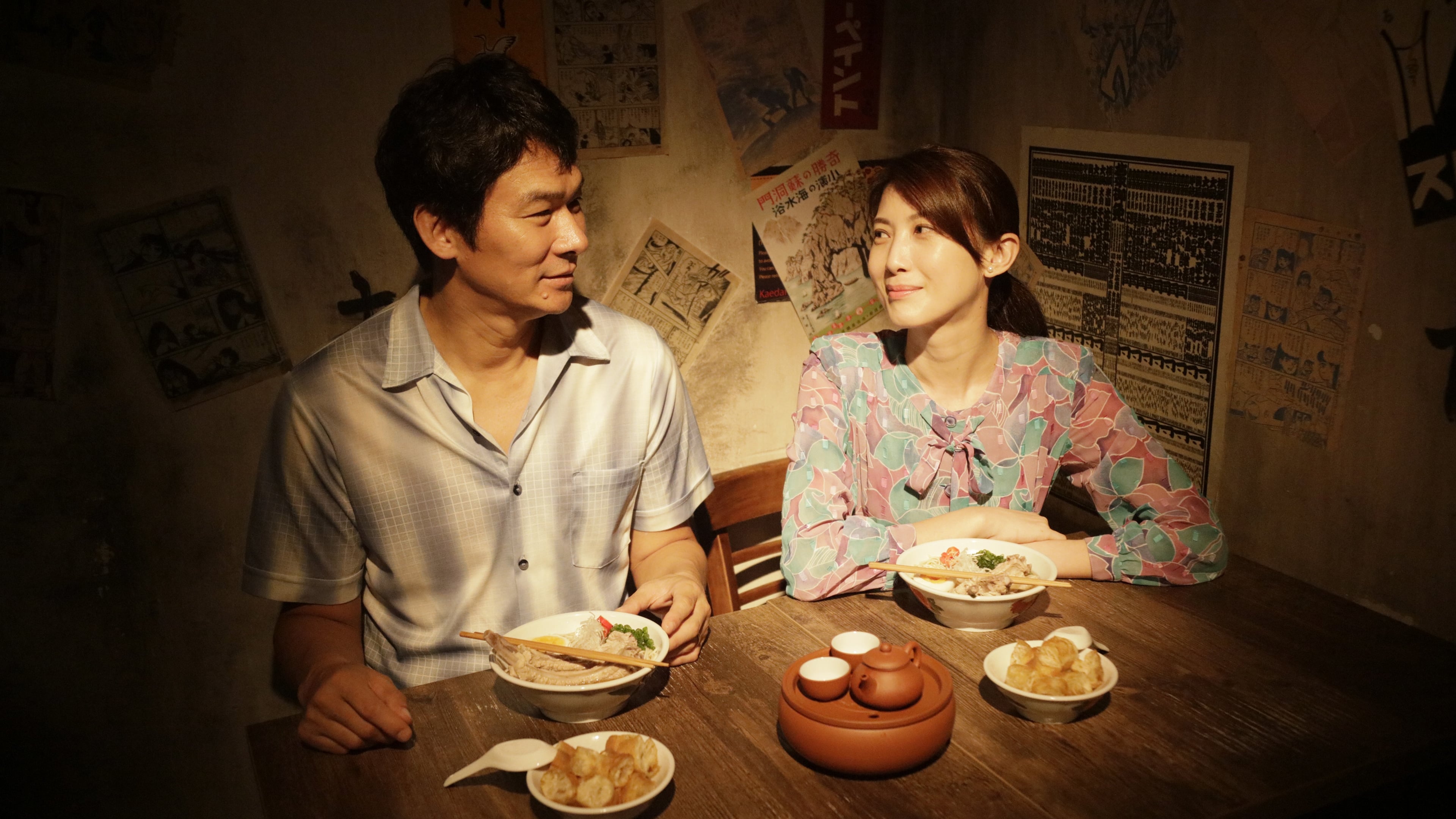 RAMEN SHOP - GEÇMİŞTEN GELEN LEZZET Genç ve başarılı bir aşçı olan Masato, ailesinin geçmişine dair gerçekleri merak eder. Büyükannesinin hatıra defterini bulan genç adam, Japonya’dan ayrılıp Singapur’a gelir. Burada aile sırlarından ve lezzetli yemeklerden çok daha fazlasını keşfeder.