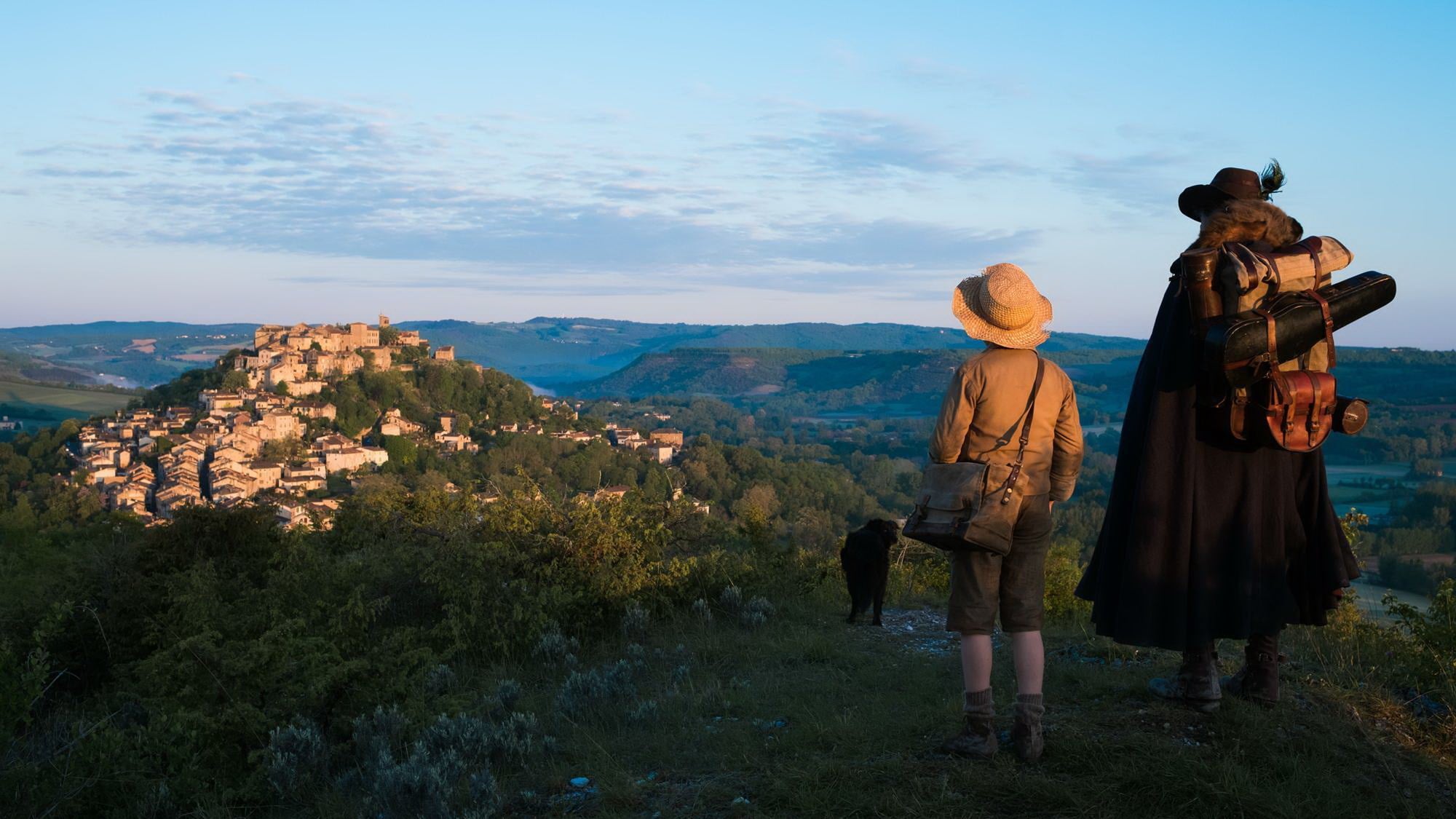 REMI, NOBODY'S BOY - KİMSESİZ ÇOCUK REMİ Remi, her çocuk gibi mutlu bir aileye sahip olduğunu düşünmektedir. Ancak gerçek annesi sandığı ve çok sevdiği kadın onun sütannesidir. Sütannesinin kocası ve acımasız bir adam olan Jerome Barberin’i ise gerçek babası zannetmektedir. Jerome Barberin, Remi on yaşına geldiğinde onu para karşılığına bir sokak müzisyeni olan Signor Vitalis’in yanına çırak olarak verir. Gösteriler düzenlemek için çıktıkları bir yolculuk sırasında Signor, Remi’nin özel bir sese sahip olduğunu keşfeder. Söylediği şarkılarla dinleyenlere huzur veren Remi, hem ustası hem de babası yerine koyduğu Signor ile çıktığı bu yolculukta, hayatının değişmesine neden olacak gerçeklerle yüzleşmek zorunda kalır.