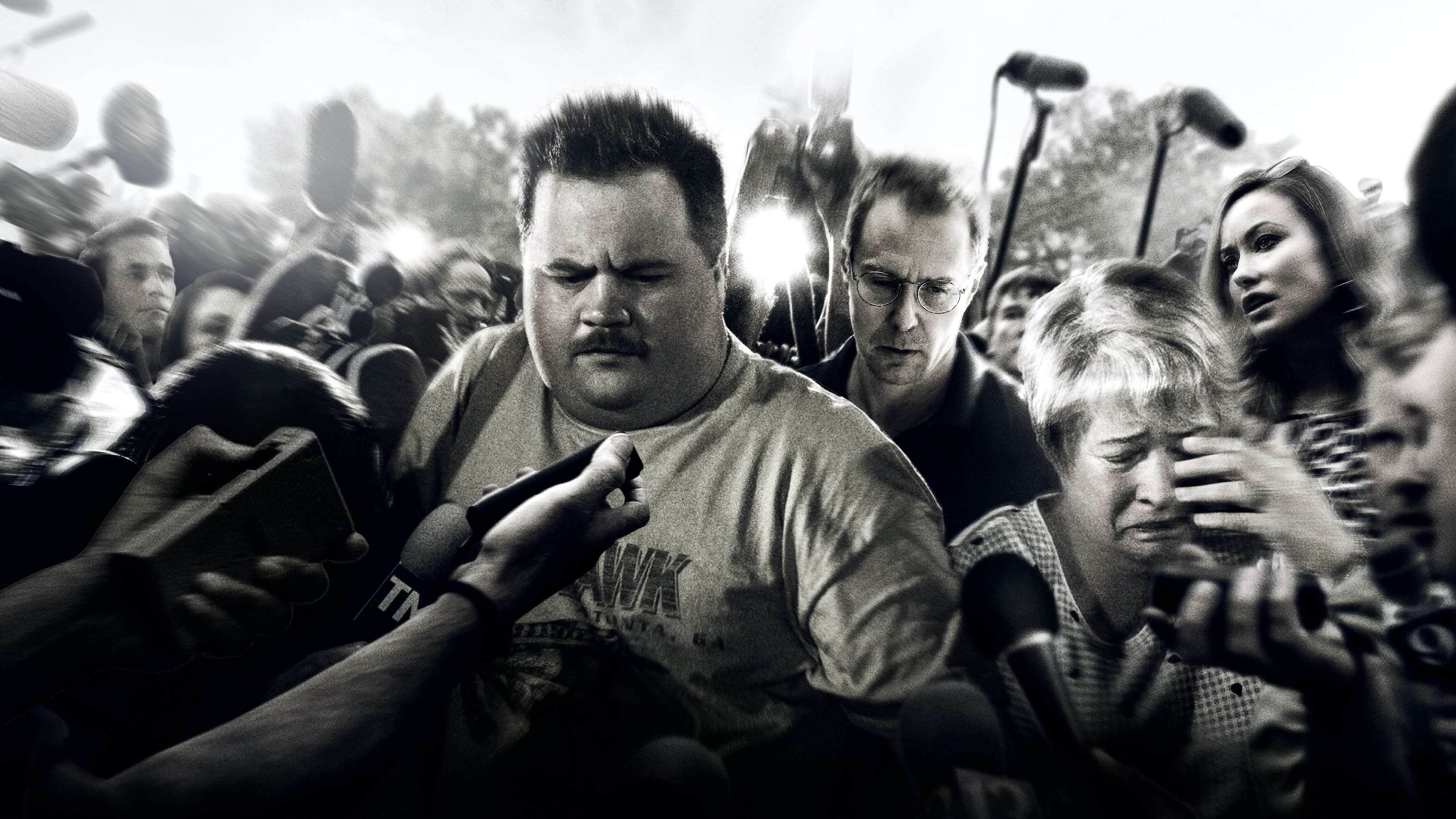 RICHARD JEWELL - RICHARD JEWELL 1996 yılında düzenlenen Atlanta Yaz Olimpiyatları sırasında bir bombalı saldırı gerçekleşmiştir. Güvenlik görevlisi olarak çalışan Richard Jewell, saldırı sırasında onlarca insanın hayatını kurtarsa da basında çıkan haberler onun terörist olduğunu söylemektedir. Olayın ardından hayatı tepetaklak olan Jewell’in suçsuz olduğu birkaç ay sonra ortaya çıkar. Gerçek suçlunun ortaya çıkması ile aklanan Jewell’in yaşamı asla eskisi gibi olmaz.