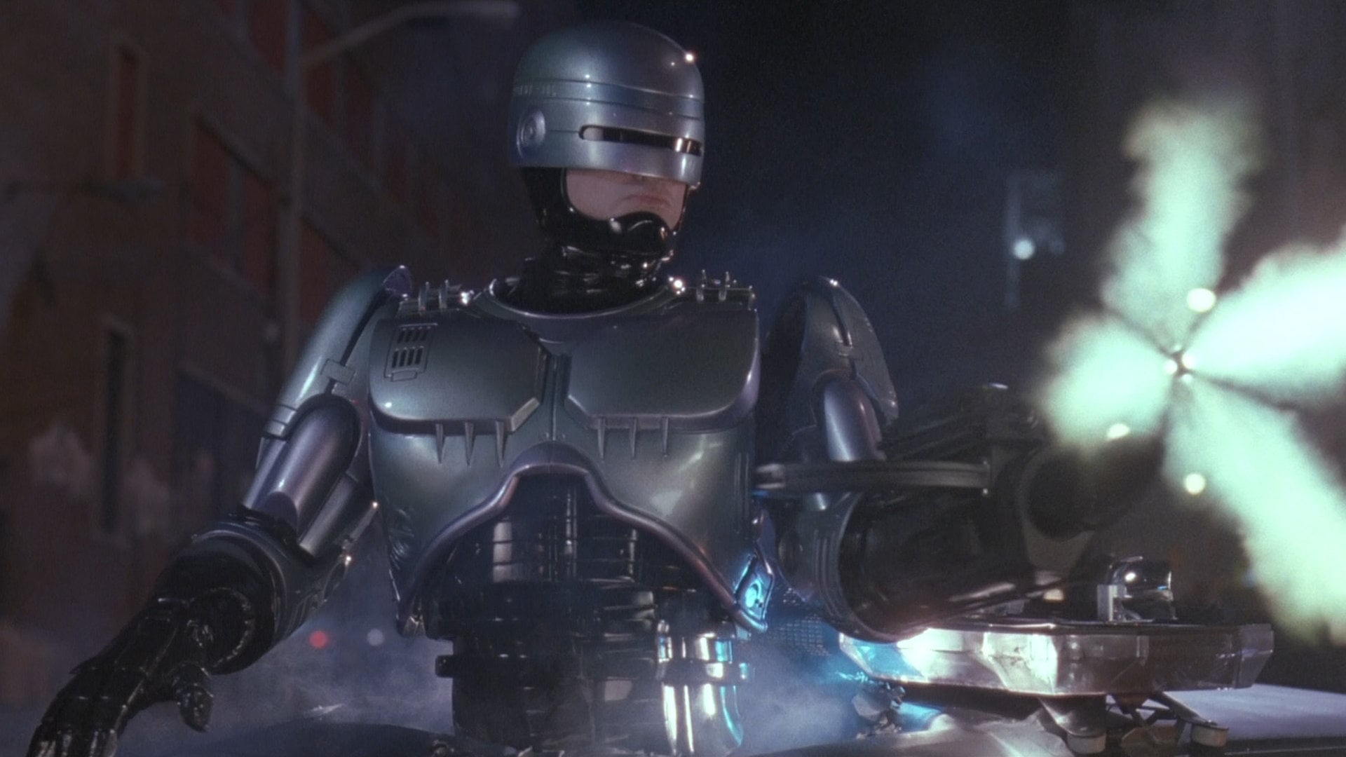 RoboCop 3 - RoboCop 3 OCP adlı şirket, Delta City’i kurma yolunda ilerlerken bir yandan da şehrin arka sokaklarında yaşayan insanları para ve kaba kuvvet kullanarak evlerinden çıkartmaya başlar. Ancak Cadillac Heigh denilen bölgede yaşayanlar OCP’ye karşı örgütlenerek kendi gerilla ekiplerini oluşturur. Bunun üzerine şirket, bölgeye girmek için oldukça sert ve acımasız yöntemler kullanan özel bir ekip gönderir. OCP ve halk arasında çıkan bu acımasız savaşta, Robocop kimin yanında yer alacağı konusunda iyi düşünmelidir.