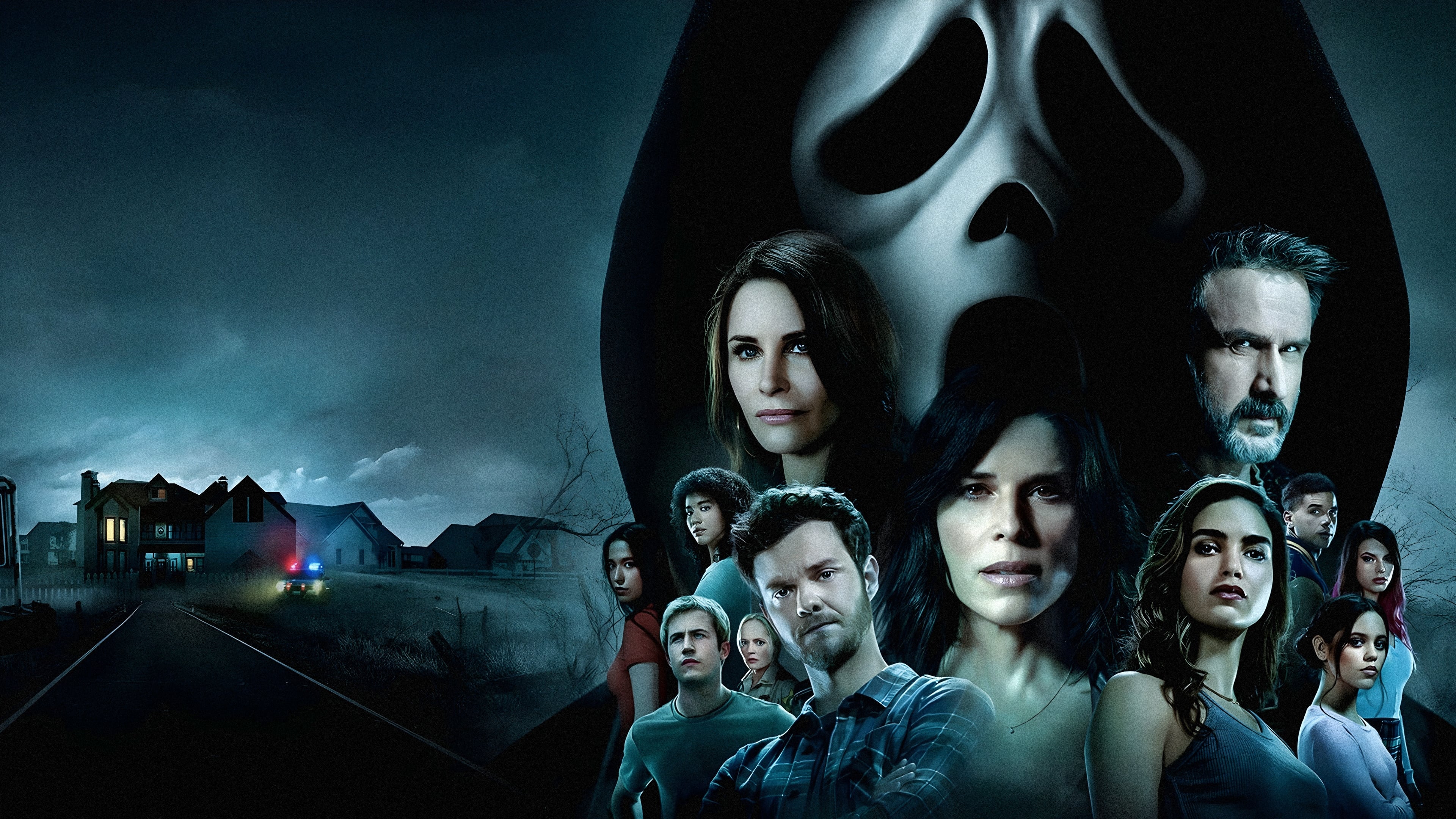 SCREAM (2022) - ÇIĞLIK (2022) Scream filminin beşinci devam halkası olan yapımda, bir dizi korkunç suçu kimin işlediğini bulmak için memleketine geri dönen bir kadının hikayesini konu ediyor. 25 yıl önce korkunç cinayetlerle çalkalanan Woodsboro kasabası, yeni bir katille karşı karşıyadır. Hayalet maskesini takan katil, kasabanın kanlı geçmişine ait sırları yeniden canlandırmak için bir grup gencin peşine düşer. Sidney, yıllar önce başından geçenlere benzer seri cinayetleri çözmek için ayrıldığı Woodsboro kasabasına geri döner.