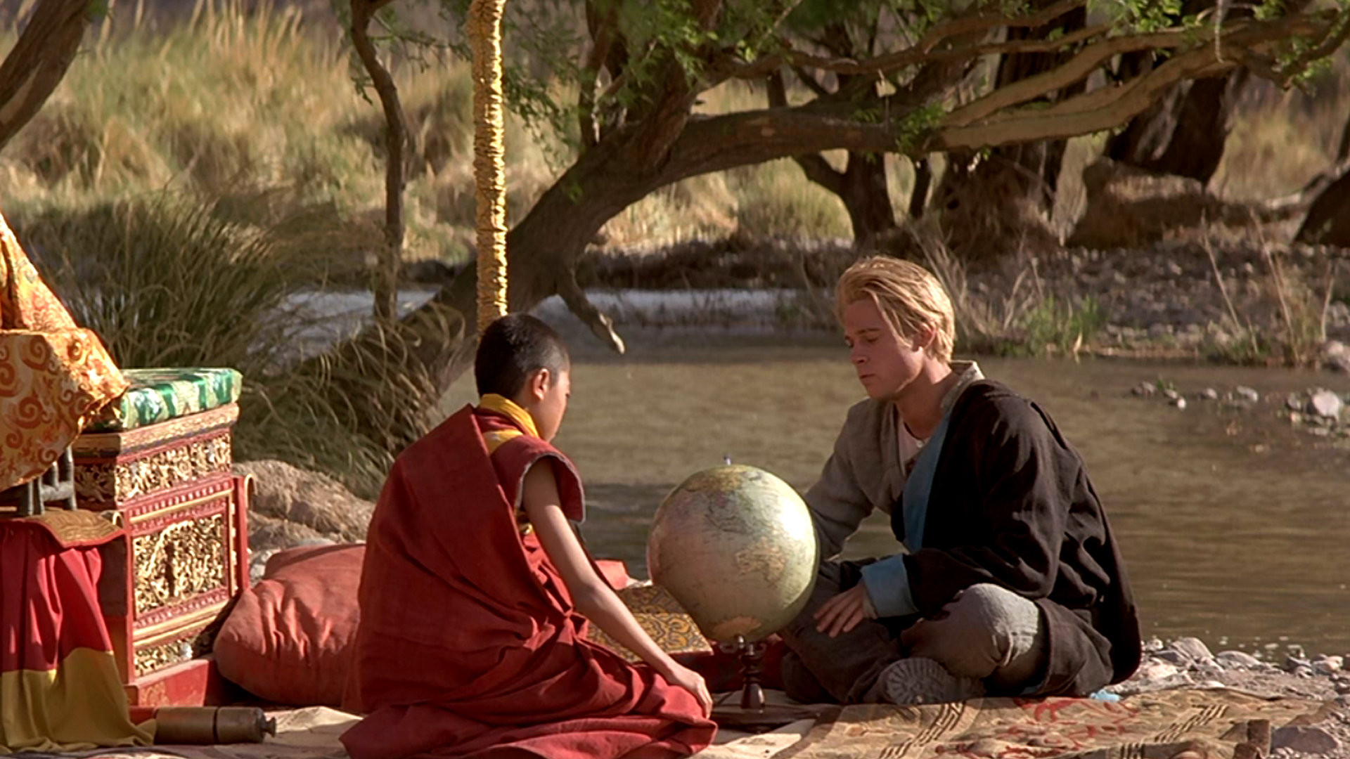 SEVEN YEARS IN TIBET - TİBET'TE YEDİ YIL 11 dağcının ölümünün ardından Heinrich Harrer, ülkesini gururlandırmak üzere Himalayalar’a tırmanmaya karar verir ve karısını ardında bırakır. Egoist bir adam olan Heinrich, takımındaki dağcılarla anlaşamaz. Bu esnada 2. Dünya Savaşı patlak verir ve tüm dağcılar tutuklanır. Defalarca denemenin ardından Heinrich, sonunda Peter adında başka bir dağcı ile kaçmayı başarır. Tibet’te kutsal kente sığınırlar ve Heinrich burada Dalai Lama ile dostluk kurar. Bir yandan Buddha’nın öğretilerini özümseyen, diğer yandan günlerini huzur içinde geçiren genç adam, Çin’in Tibet’e saldırısını öğrenene kadar mutludur.
