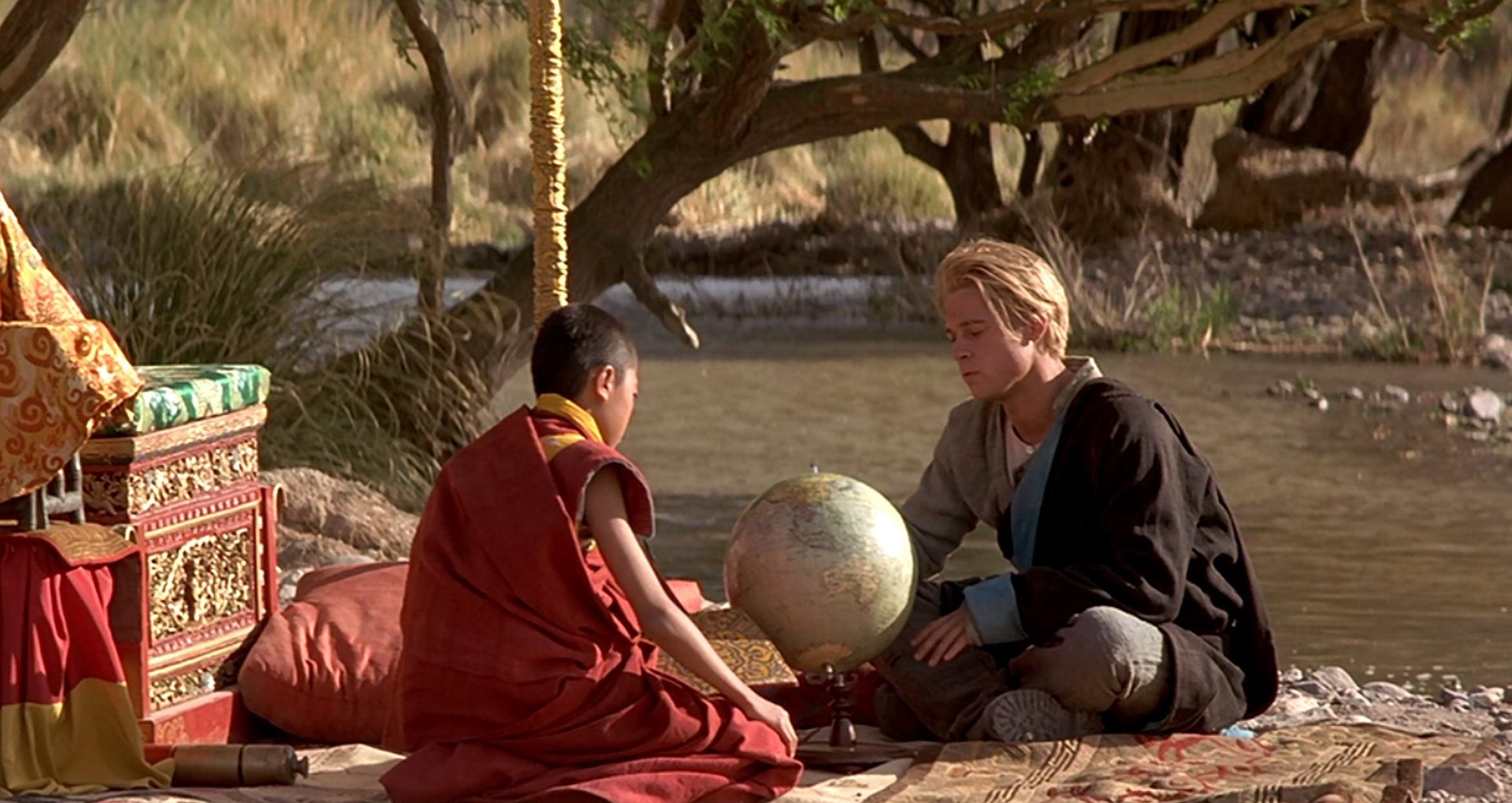 SEVEN YEARS IN TIBET - TİBET'TE YEDİ YIL 11 dağcının ölümünün ardından Heinrich Harrer, ülkesini gururlandırmak üzere Himalayalar’a tırmanmaya karar verir ve karısını ardında bırakır. Egoist bir adam olan Heinrich, takımındaki dağcılarla anlaşamaz. Bu esnada 2. Dünya Savaşı patlak verir ve tüm dağcılar tutuklanır. Defalarca denemenin ardından Heinrich, sonunda Peter adında başka bir dağcı ile kaçmayı başarır. Tibet’te kutsal kente sığınırlar ve Heinrich burada Dalai Lama ile dostluk kurar. Bir yandan Buddha’nın öğretilerini özümseyen, diğer yandan günlerini huzur içinde geçiren genç adam, Çin’in Tibet’e saldırısını öğrenene kadar mutludur.