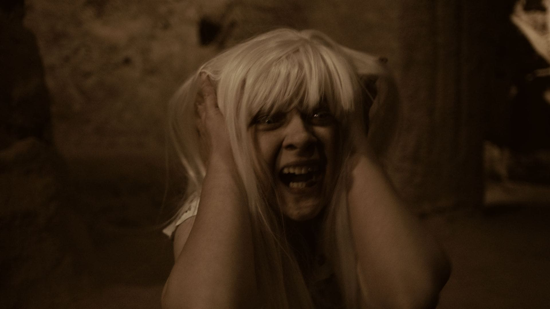 SİCCİN 5 - SİCCİN 5 Hale, ailesiyle birlikte Nevşehir'deki tarihi bir evde yaşayan 12 yaşında genç bir kızdır. Değişik görünümü ve tuhaf davranışları sebebiyle insanlarla pek iletişim kuramayan Hale, yaşadığı eski ve ürkütücü evi annesi, akli dengesi bozulmakta olan babaannesi ve halası Azra'yla paylaşmaktadır. Hale'nin babası daha o doğmadan ortadan kaybolmuş ve ondan bir daha hiç haber alınamamıştır. Bir gece Hale'nin gördüğü korkunç bir kabus tüm dengeleri değiştirecektir.