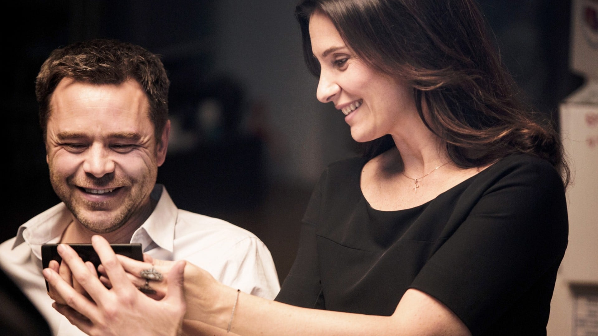 SMS - SMS Sıradan bir hayatı olan Laurent’in yağmurlu bir sabah evinin çatısının çökmesiyle aksilikler silsilesi başlar. Karısının kendisini aldattığını öğrendiği bir mesaj alır, cep telefonu çalınır, hırsızın peşinden koşarken oğlu kaçırılır, evi yanar ve son olarak terörist bir grupla karşı karşıya kalır. Laurent, masumiyetini kanıtlamak ve oğlunu kurtarmak için savaşmak zorundadır.