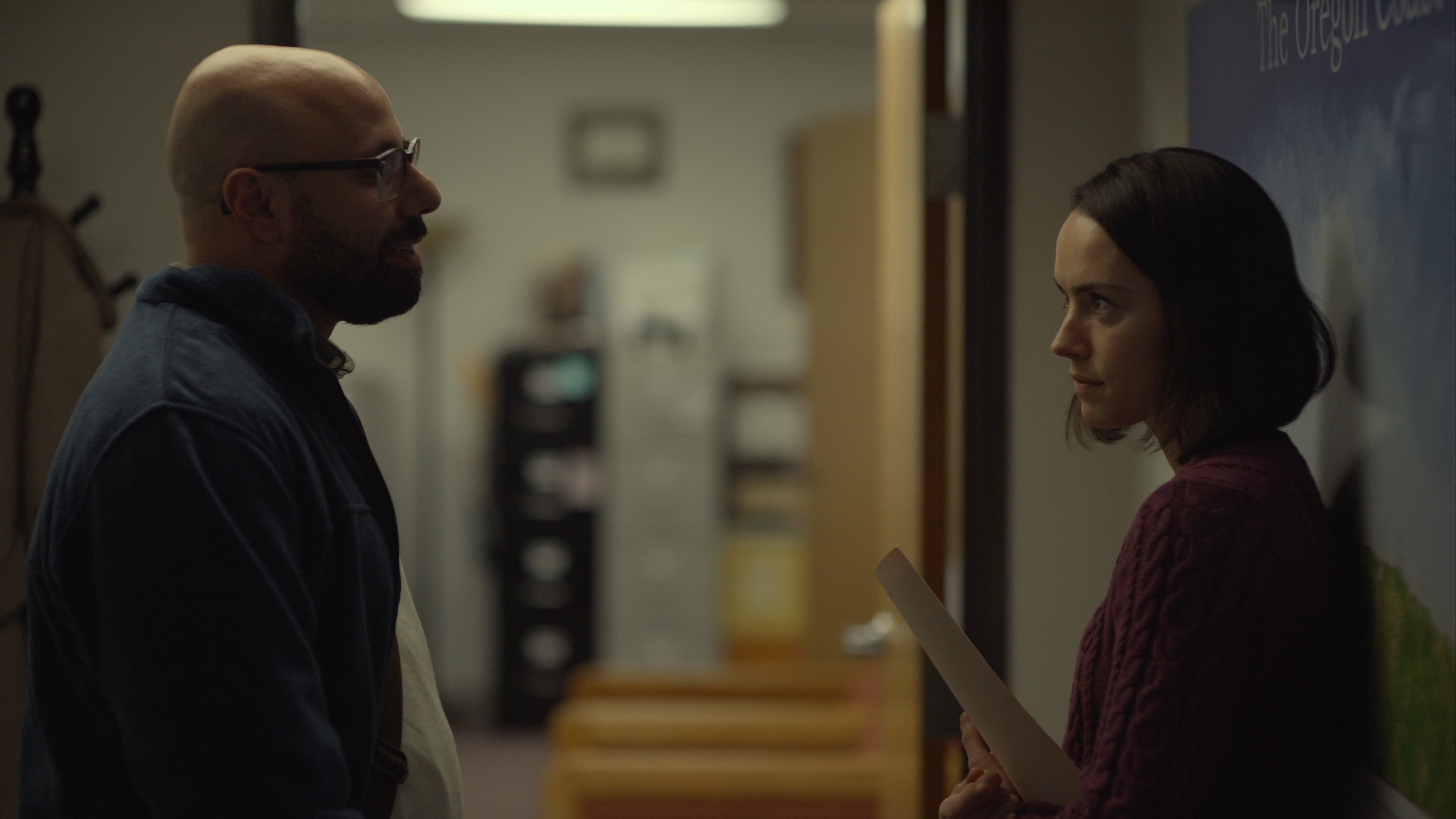 SOMETIMES I THINK ABOUT DYING - BAZEN ÖLMEYİ DÜŞÜNÜYORUM Fran, evde ya da işteyken kendi ölümünü gözünde canlandırarak hayaller kuran bir gençtir. Bu alışkanlık Fran’ın hayatına renk veren, önemli bir parçadır. Bir gün bir iş arkadaşını güldüren Fran, kendisini beklenmedik durumlar içerisinde bulur. Bir gülüş beraberinde bir flörtleşmeyi de getirir. Ancak onların aralarında bir engel vardır o da Fran’in kendisi.