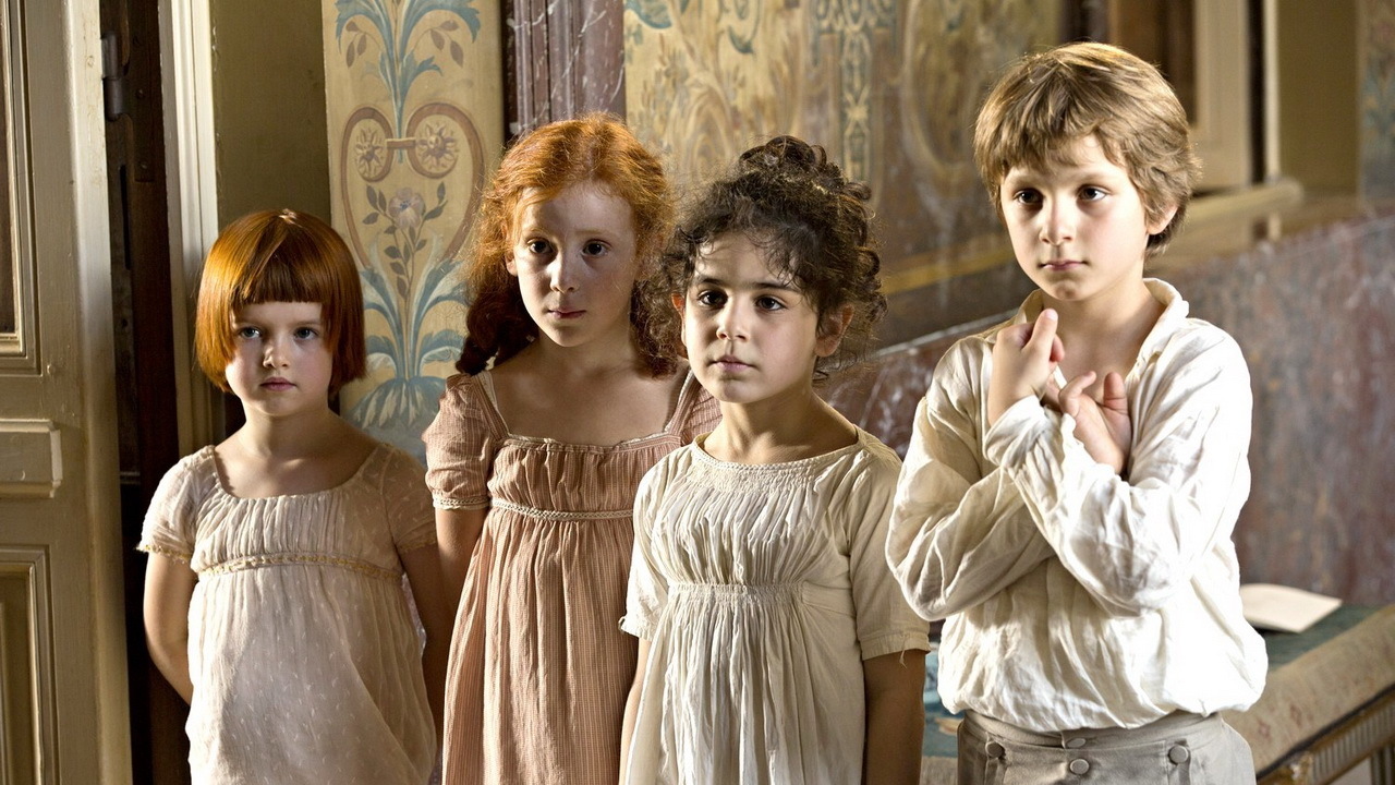 SOPHIE'S MISFORTUNES - TALİHSİZ SOPHIE Hem eğlenceli hem de dramatik bir Fransız komedisi… Meraklı küçük bir kız olan Sophie, istemeden de olsa eline geçirdiği her şeye zarar vermektedir. K