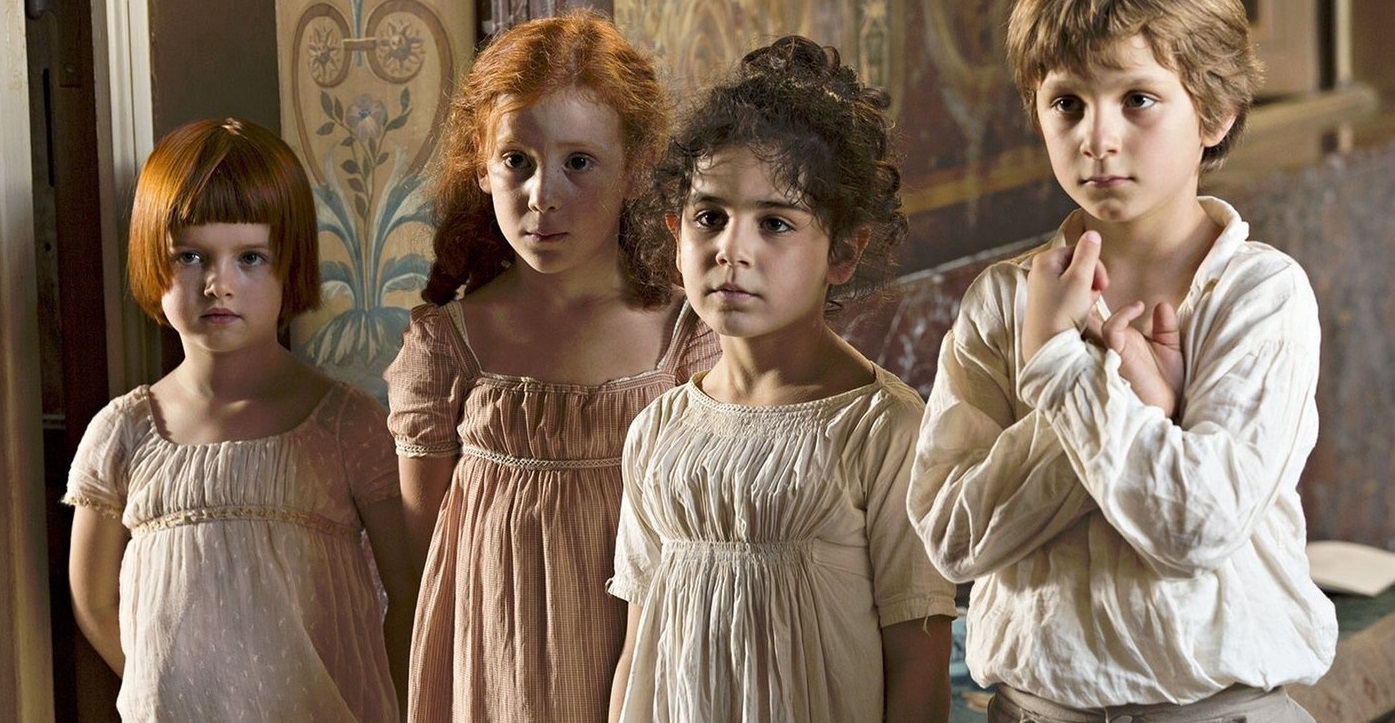 SOPHIE'S MISFORTUNES - TALİHSİZ SOPHIE Hem eğlenceli hem de dramatik bir Fransız komedisi… Meraklı küçük bir kız olan Sophie, istemeden de olsa eline geçirdiği her şeye zarar vermektedir. K