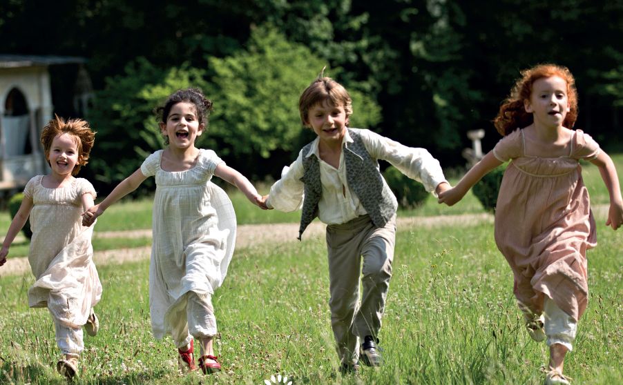 SOPHIE'S MISFORTUNES - TALİHSİZ SOPHIE Hem eğlenceli hem de dramatik bir Fransız komedisi… Meraklı küçük bir kız olan Sophie, istemeden de olsa eline geçirdiği her şeye zarar vermektedir. K