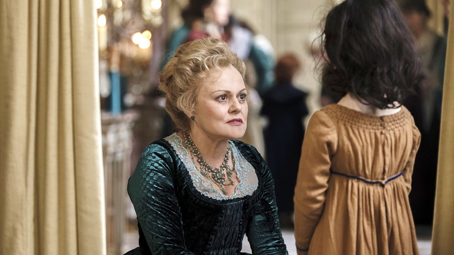 SOPHIE'S MISFORTUNES - TALİHSİZ SOPHIE Hem eğlenceli hem de dramatik bir Fransız komedisi… Meraklı küçük bir kız olan Sophie, istemeden de olsa eline geçirdiği her şeye zarar vermektedir. K