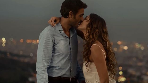 SORRY IF I CALL YOU LOVE - AŞK PEŞİNDE 37 yaşındaki başarılı ve yakışıklı bir adam olan Alex, hayatını tamamen düzene koymak için kızarkadaşına evlenme teklif eder. Beklenmedik bir biçimde,