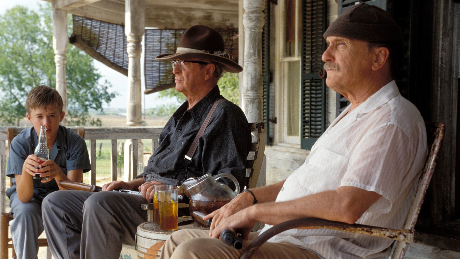SECONDHAND LIONS - MUHTEŞEM ÜÇLÜ 13 yaşındaki Walter, yaz tatilini geçirmek üzere annesi tarafından dayılarının çiftlik evine bırakılır, ilk başlarda dayılarının tavrı nedeniyle sıkıntılı zamanlar