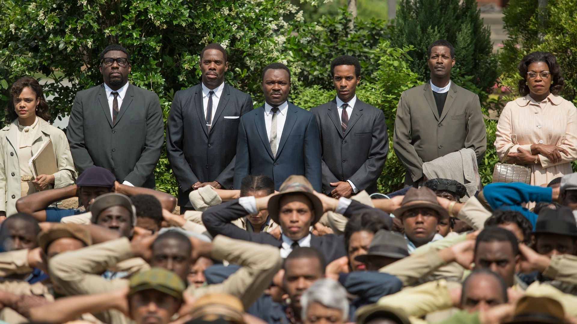 SELMA - ÖZGÜRLÜK YÜRÜYÜŞÜ Dr. Martin Luther King'in herkese eşit oy hakkı için sürdürdüğü kampanyanın anlatıldığı film, 1965 yılında Montgomery, Alabama'dan Selma'ya yapılan epik yürüyüşe odaklanıyor. Başkan Johnson'ın 1965 yılında herkese eşit oy hakkının tanınmasını öngören yasa tasarısını hükme geçirmesiyle, ABD'de siyahilere uygulanan şiddet olaylarında büyük bir artış olur.