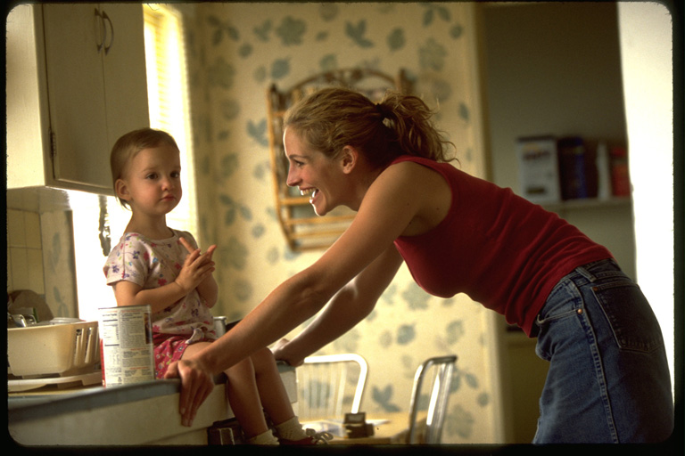 ERIN BROCKOVICH - TATLI BELA Erin Brockovich, uzun süredir iş arayan bekar bir annedir. Bakımsız hali ile onu kimse ciddiye almazken, Pacific Gas & Electric adlı şirketin dahil olduğu bir emlak davasını araştırmaya başlar. Şirketin, bölgeye zehir saçacak bir maddeyi satın alarak işlemeye başladığını öğrenir. Olayın altını deştikçe birbirinden korkunç gerçeklere ulaşan Erin, Amerikan tarihine geçecek kadar büyük bir skandalın ortaya çıkacağı bu olayın mimarı olur ve milyon dolarlık bir şirketin karşısındaki tehdit haline gelir.