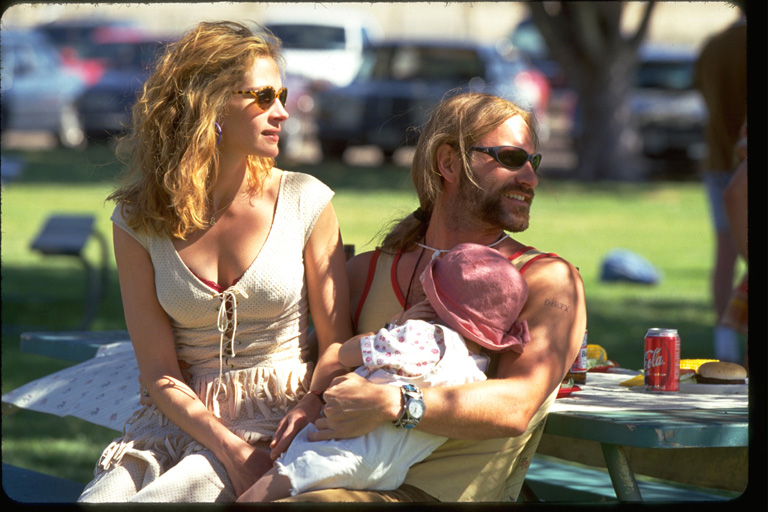 ERIN BROCKOVICH - TATLI BELA Erin Brockovich, uzun süredir iş arayan bekar bir annedir. Bakımsız hali ile onu kimse ciddiye almazken, Pacific Gas & Electric adlı şirketin dahil olduğu bir emlak davasını araştırmaya başlar. Şirketin, bölgeye zehir saçacak bir maddeyi satın alarak işlemeye başladığını öğrenir. Olayın altını deştikçe birbirinden korkunç gerçeklere ulaşan Erin, Amerikan tarihine geçecek kadar büyük bir skandalın ortaya çıkacağı bu olayın mimarı olur ve milyon dolarlık bir şirketin karşısındaki tehdit haline gelir.