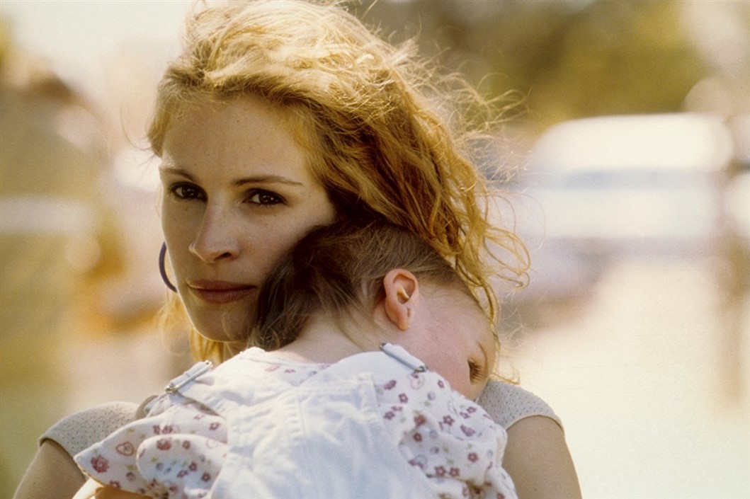 ERIN BROCKOVICH - TATLI BELA Erin Brockovich, uzun süredir iş arayan bekar bir annedir. Bakımsız hali ile onu kimse ciddiye almazken, Pacific Gas & Electric adlı şirketin dahil olduğu bir emlak davasını araştırmaya başlar. Şirketin, bölgeye zehir saçacak bir maddeyi satın alarak işlemeye başladığını öğrenir. Olayın altını deştikçe birbirinden korkunç gerçeklere ulaşan Erin, Amerikan tarihine geçecek kadar büyük bir skandalın ortaya çıkacağı bu olayın mimarı olur ve milyon dolarlık bir şirketin karşısındaki tehdit haline gelir.