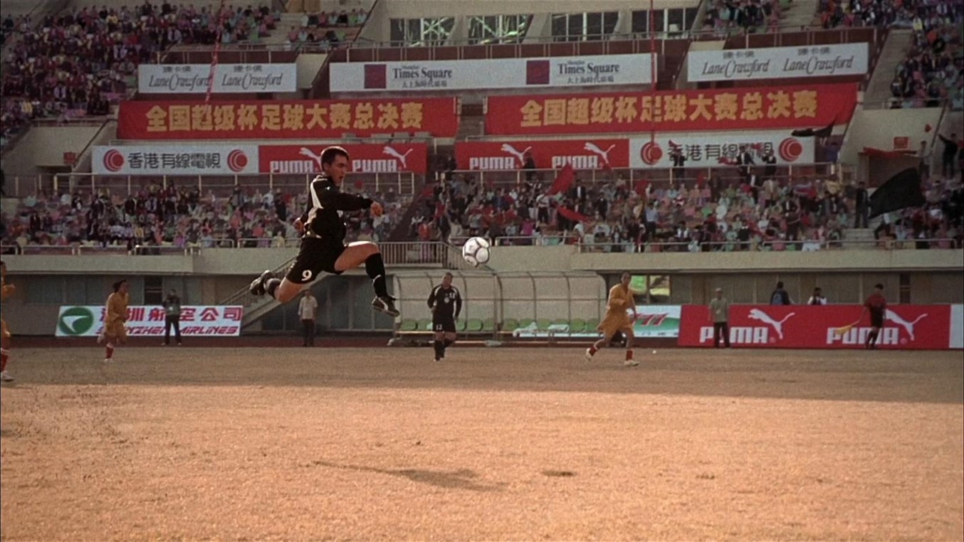 Shaolin Soccer - Shaolin Futbolu Bir dönem futbol oynadıktan sonra, yediği bir kazık sonucu futbol hayatına ara veren bir genç, yıllar sonra kung fu bilen bir grup shaolin rahibiyle b