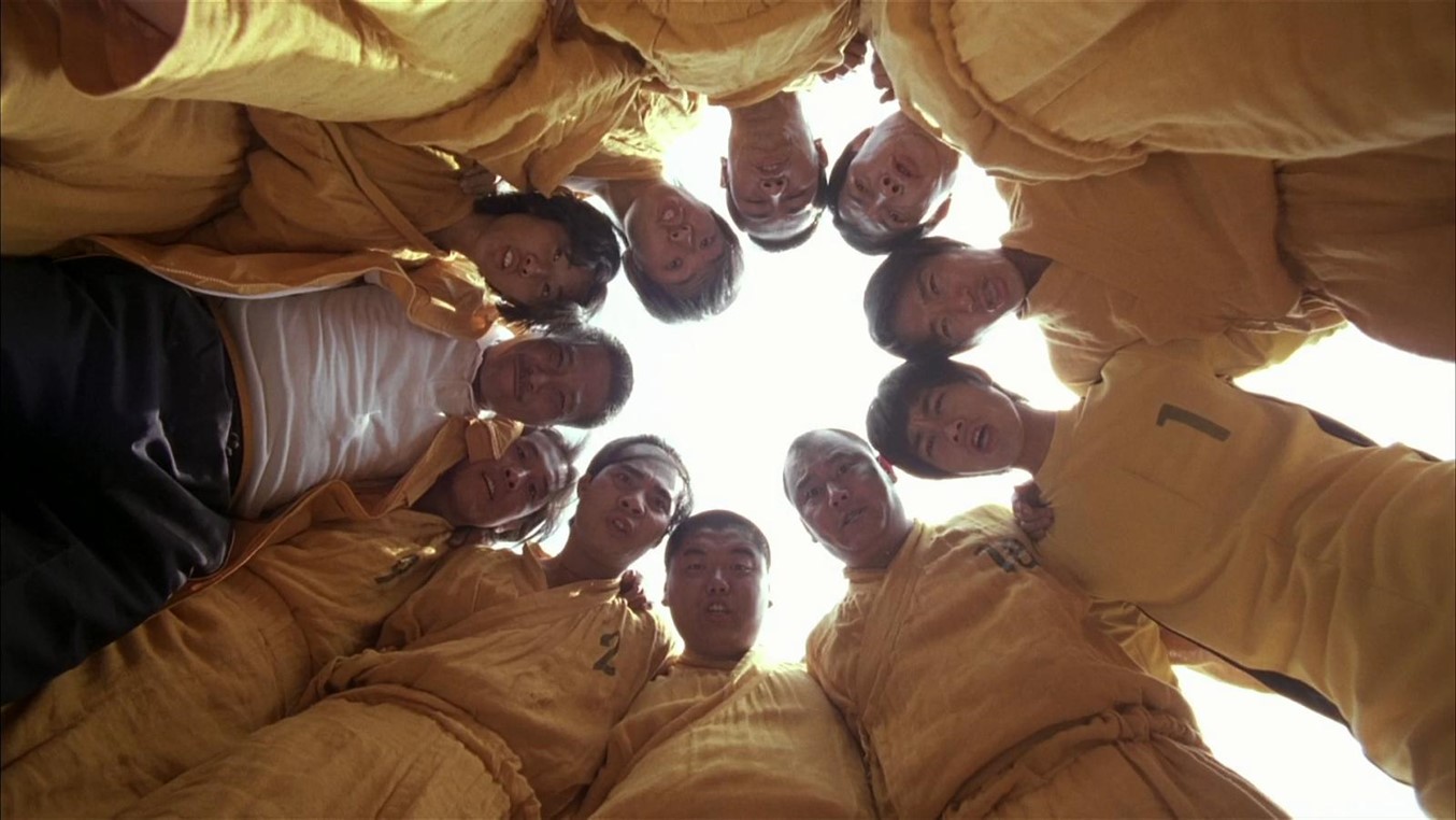 Shaolin Soccer - Shaolin Futbolu Bir dönem futbol oynadıktan sonra, yediği bir kazık sonucu futbol hayatına ara veren bir genç, yıllar sonra kung fu bilen bir grup shaolin rahibiyle b